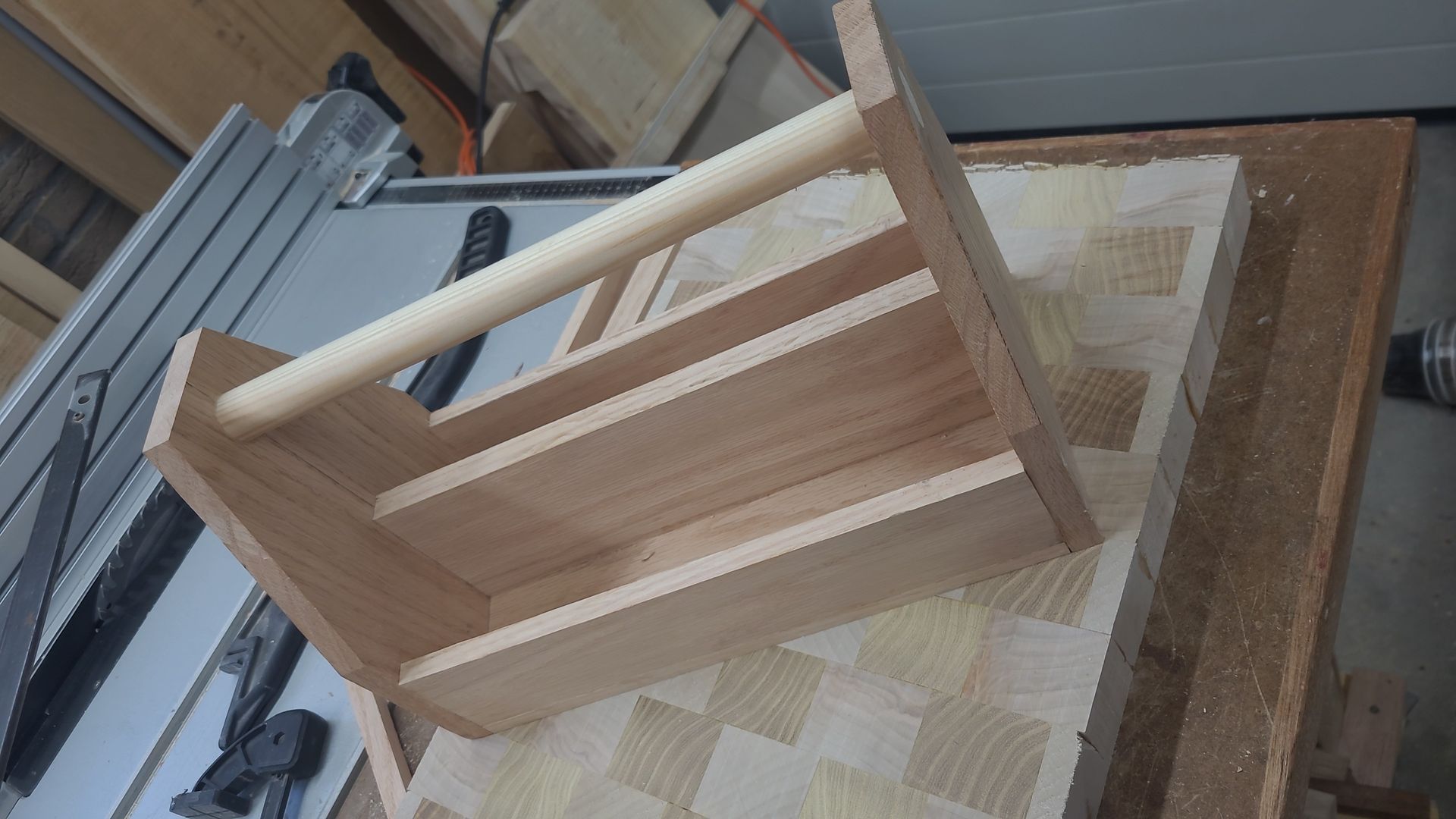 Twee onafgewerkte houten kratframes op een werkbank in een werkplaats.