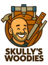 Cartoonlogo van een timmerman met een lachende kale man, een zaag en houten gereedschap, met de tekst “Skully’s Woodies”