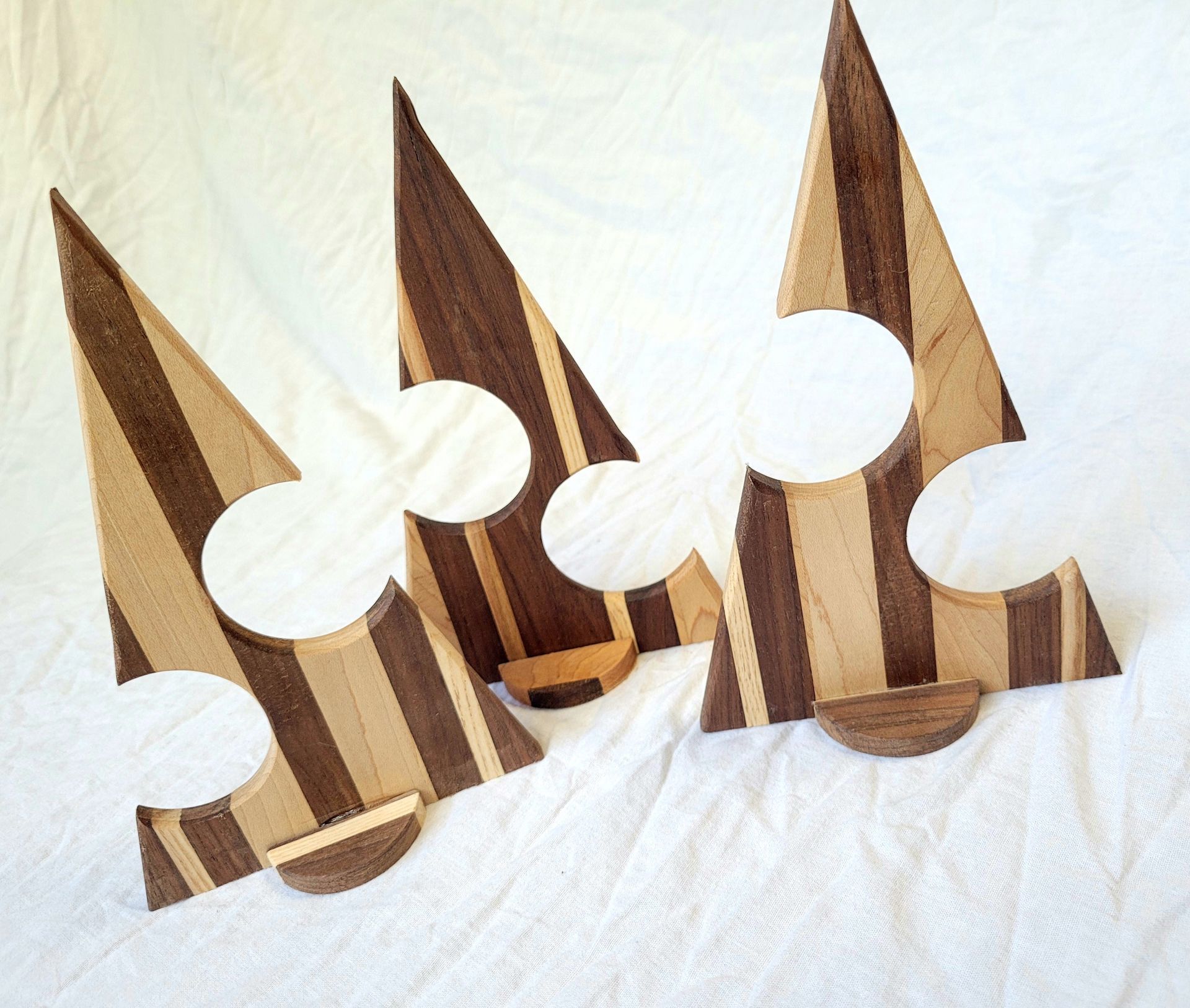 Drie decoratieve houten kerstboompjes