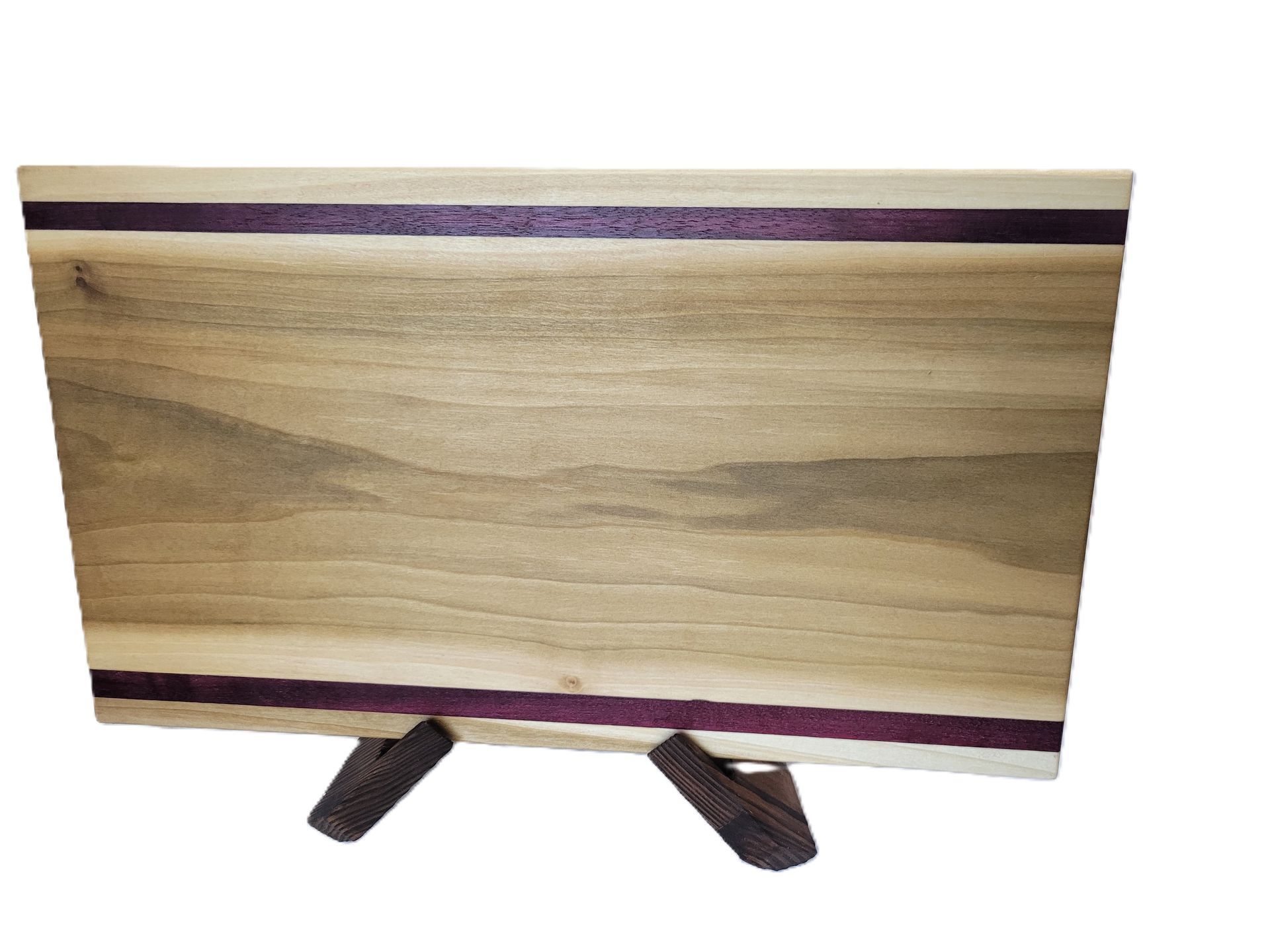 Houten serveerplank met paarse accentstrepen op een kleine zwarte standaard
