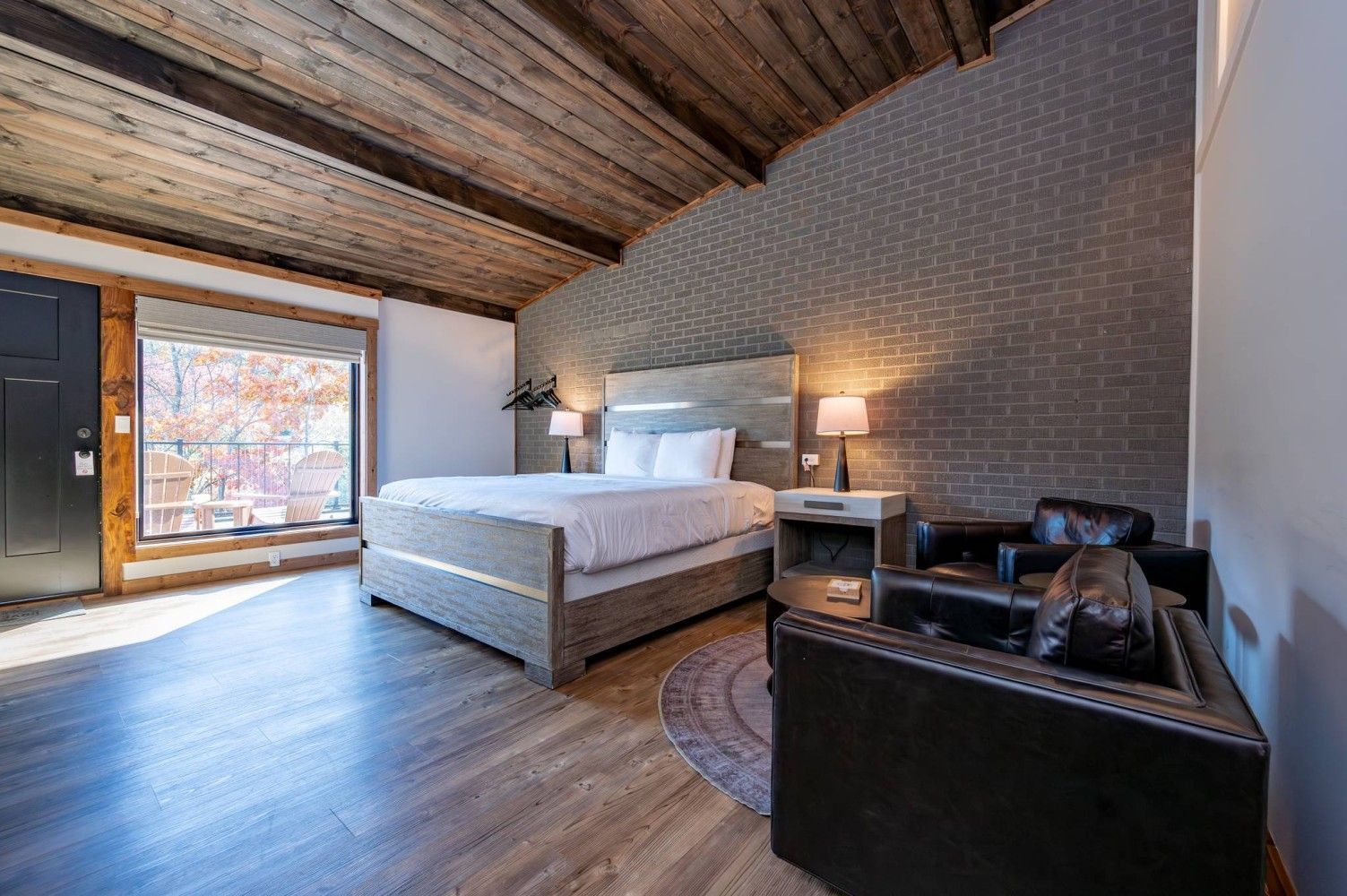Lakeside King Suite with king bed
