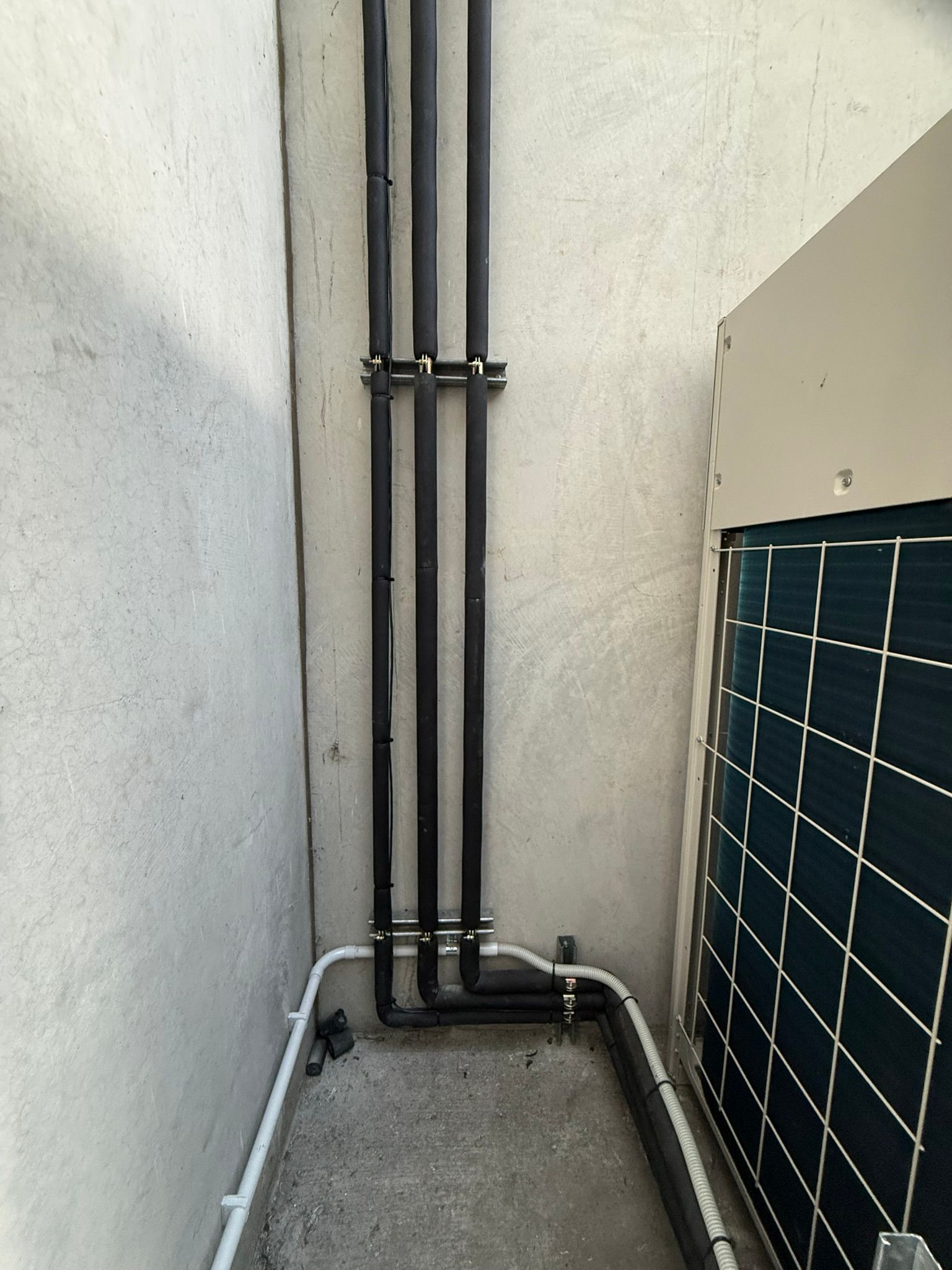 Exterior air conditioning pipework