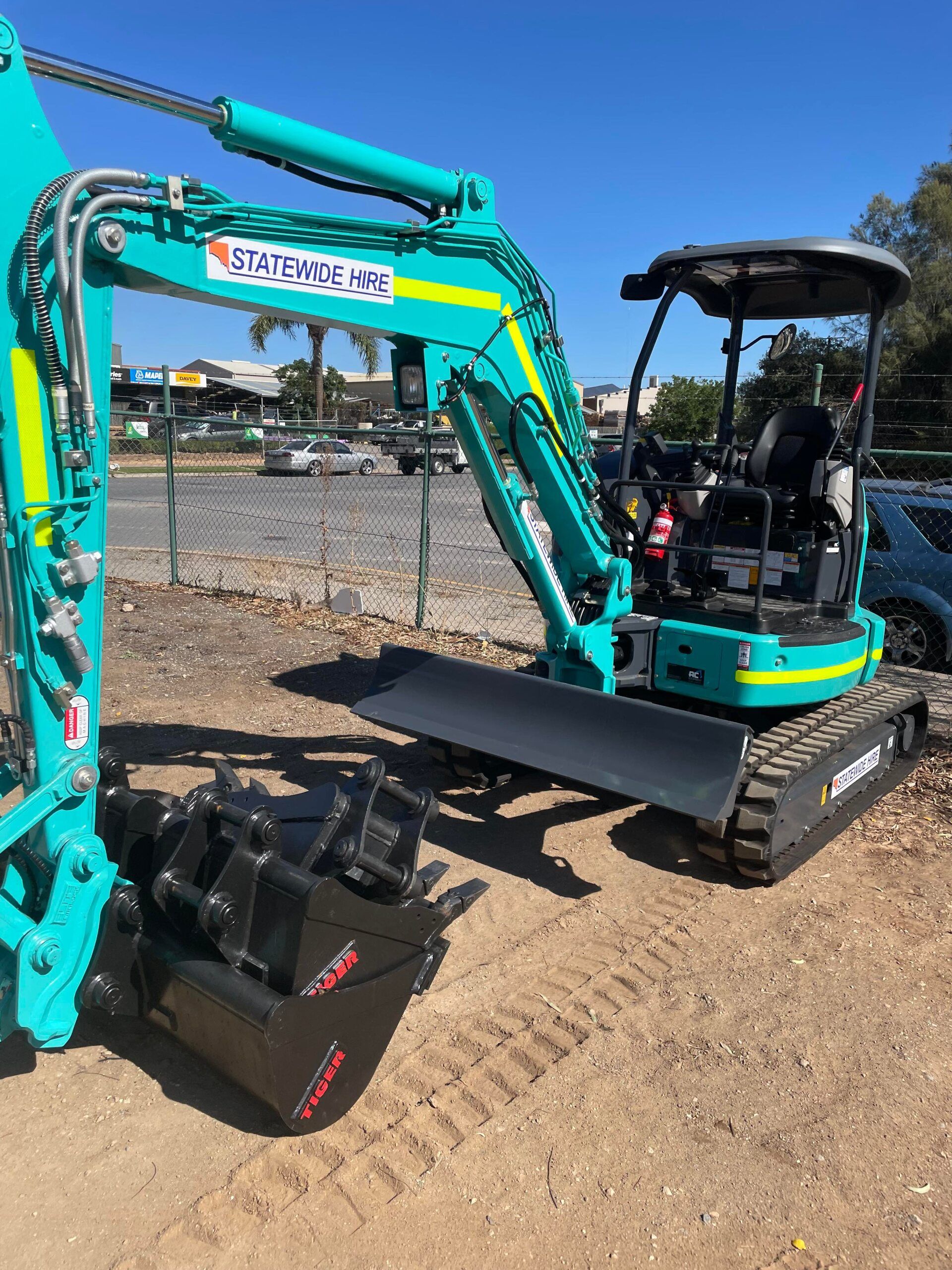 Excavator-Hire-Adelaide-Hitachi-3.3Tonne-Excavator