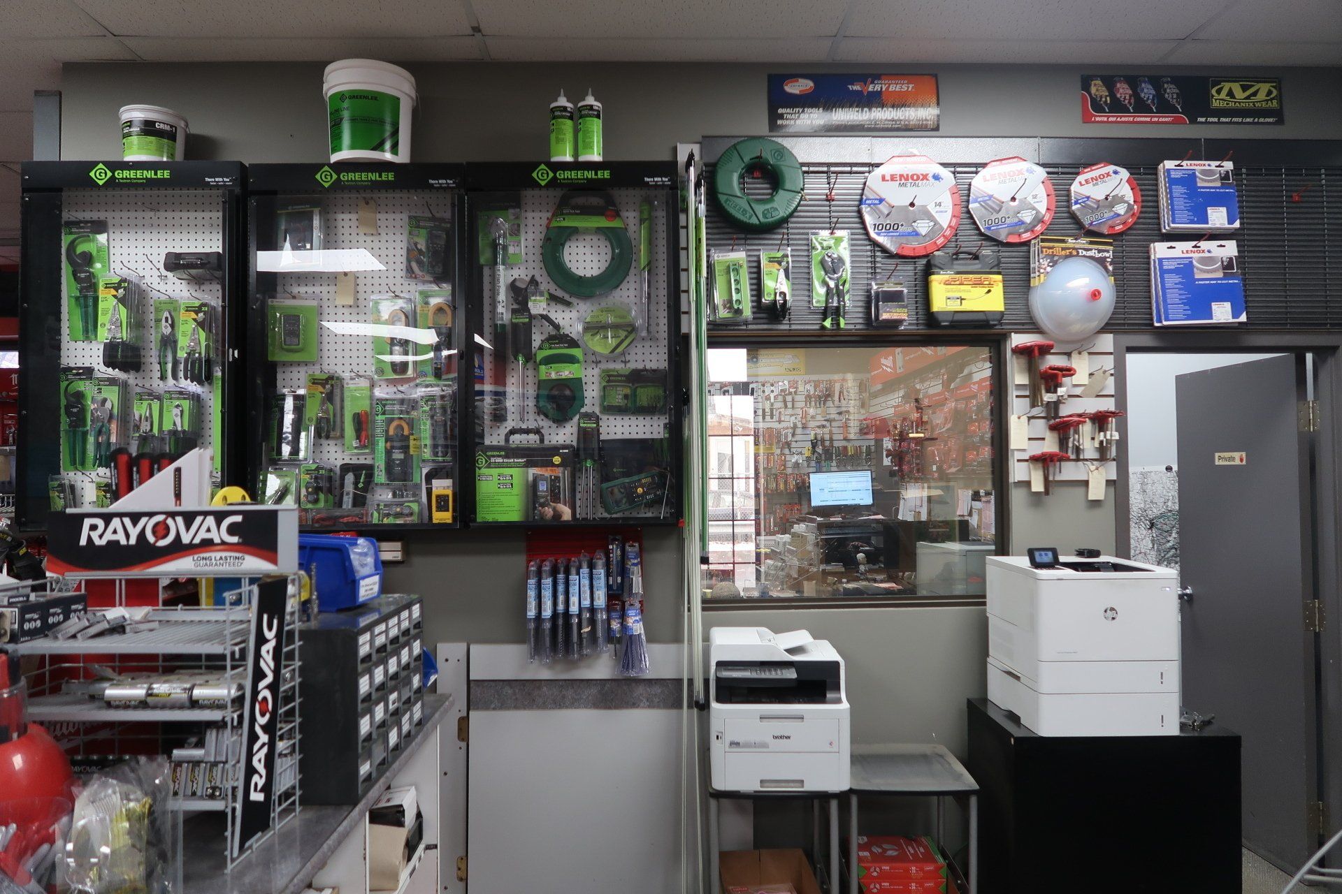 L'intérieur d'un magasin avec un panneau Rayovac sur le mur