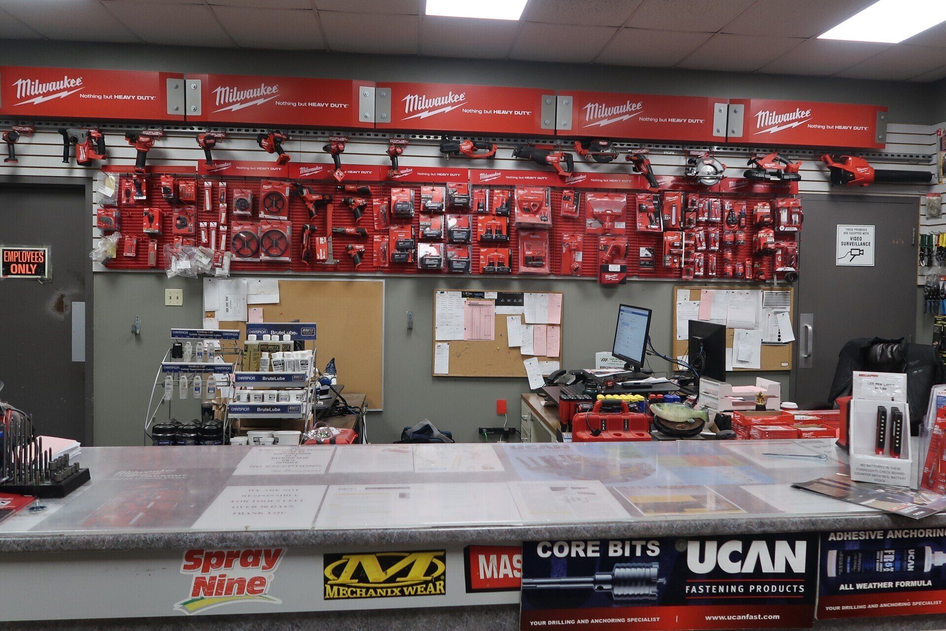 Un comptoir dans un magasin sur lequel est écrit 