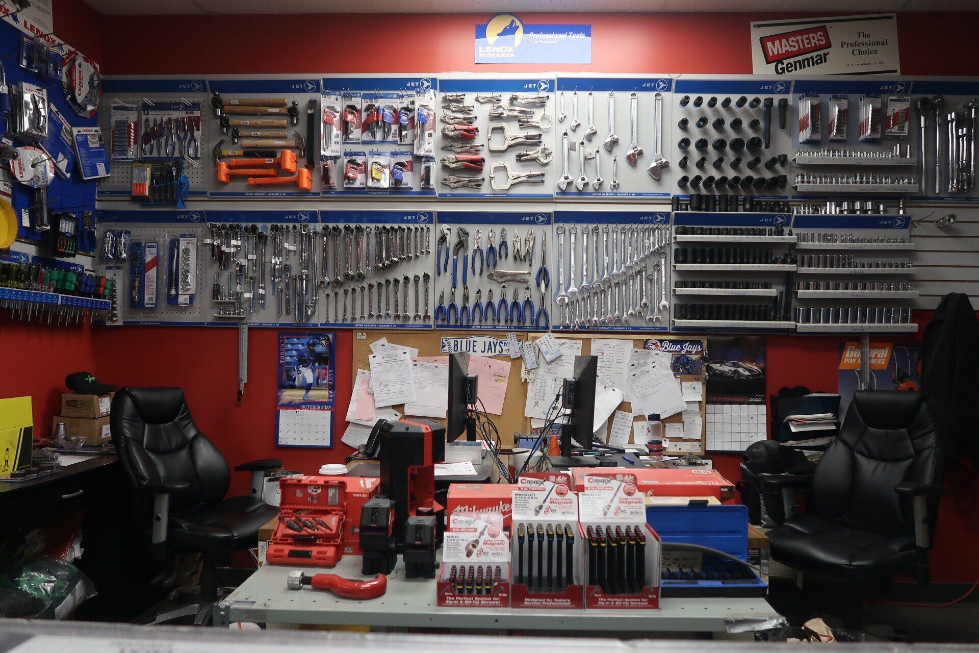 Un magasin d'outils avec beaucoup d'outils sur le mur