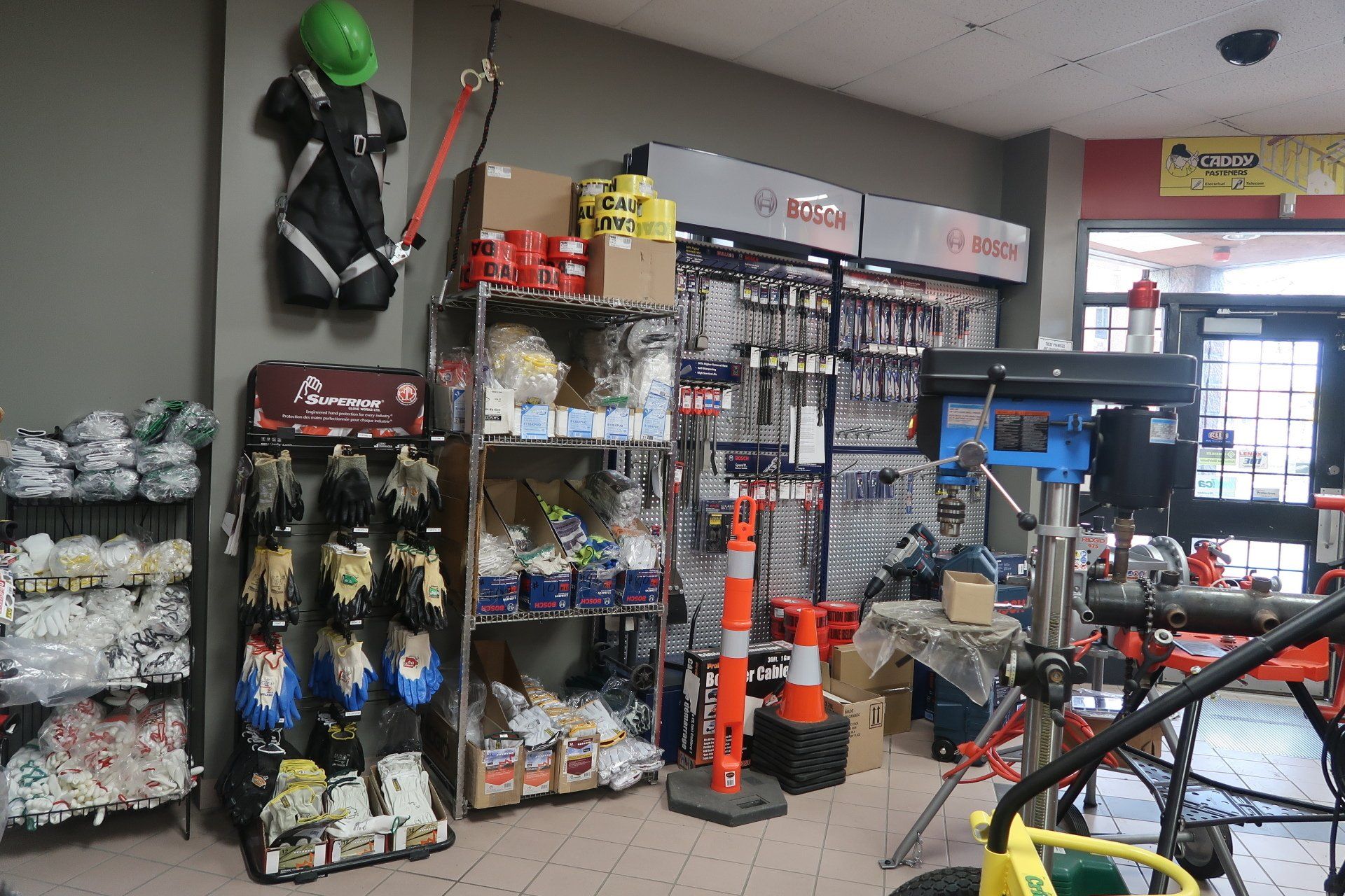 Un magasin rempli de nombreux outils et équipements de sécurité