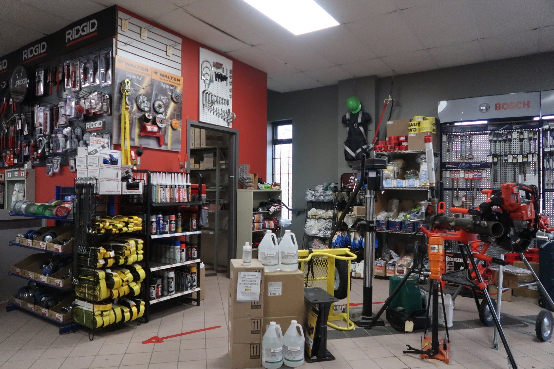 Un magasin rempli de nombreux outils et un panneau indiquant ridgid