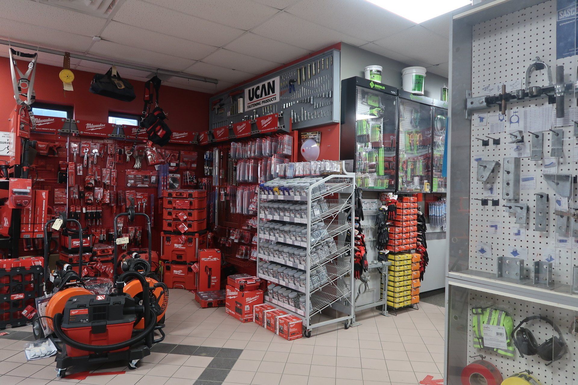 Un magasin rempli de nombreux outils, dont un aspirateur