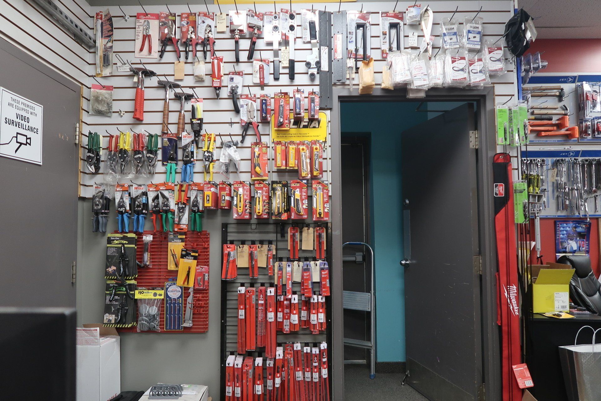 Un magasin rempli de nombreux outils, notamment des marteaux et des pinces