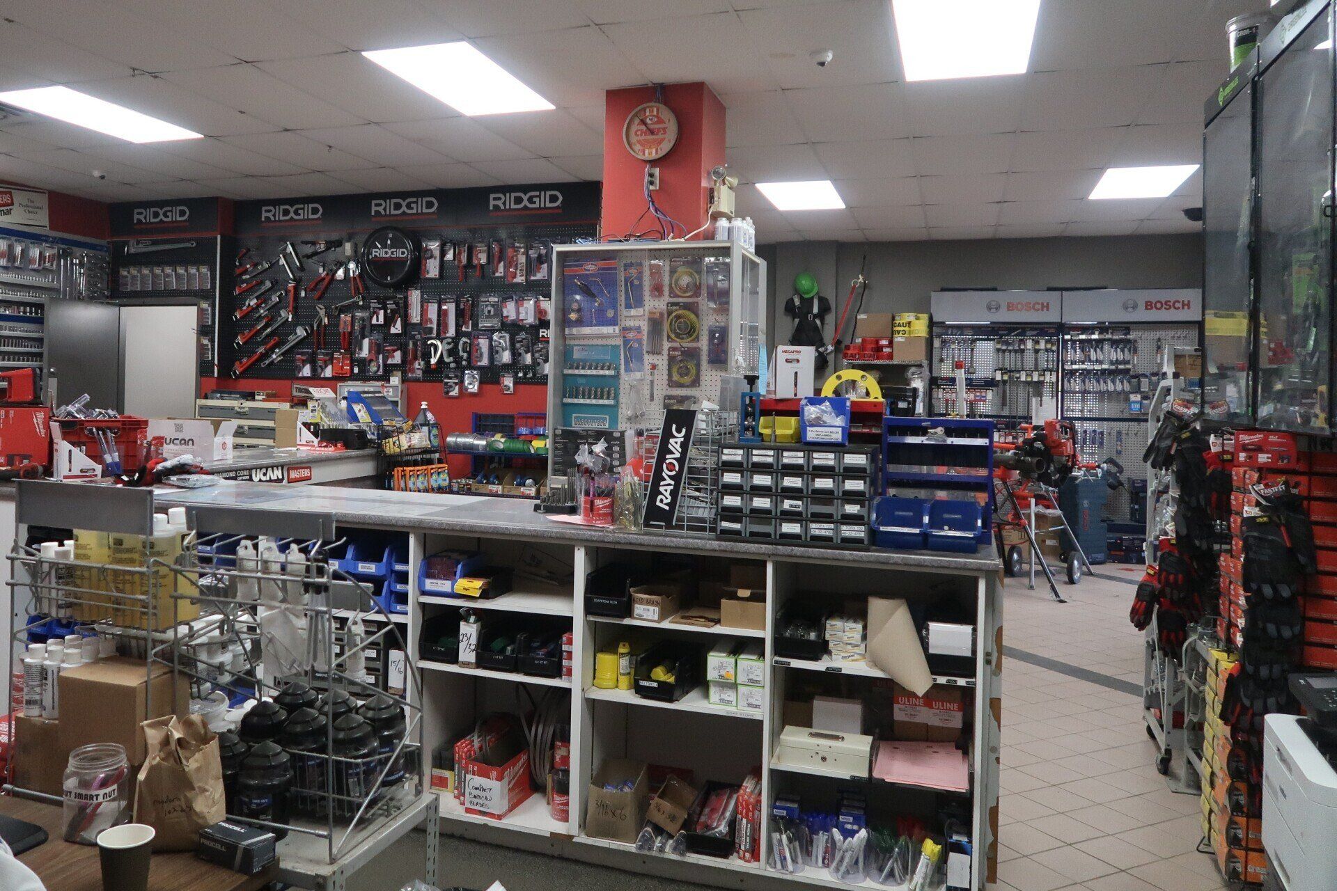 L'intérieur d'une quincaillerie avec une horloge au plafond.