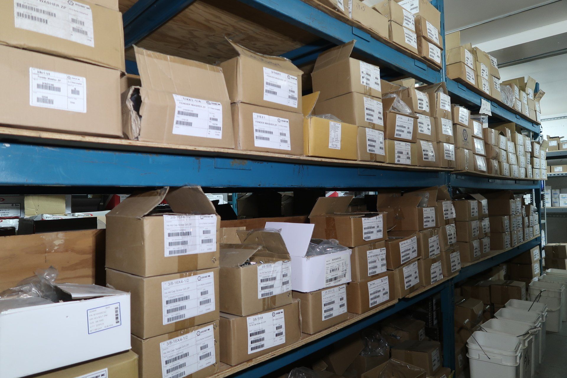Un entrepôt rempli de beaucoup de cartons