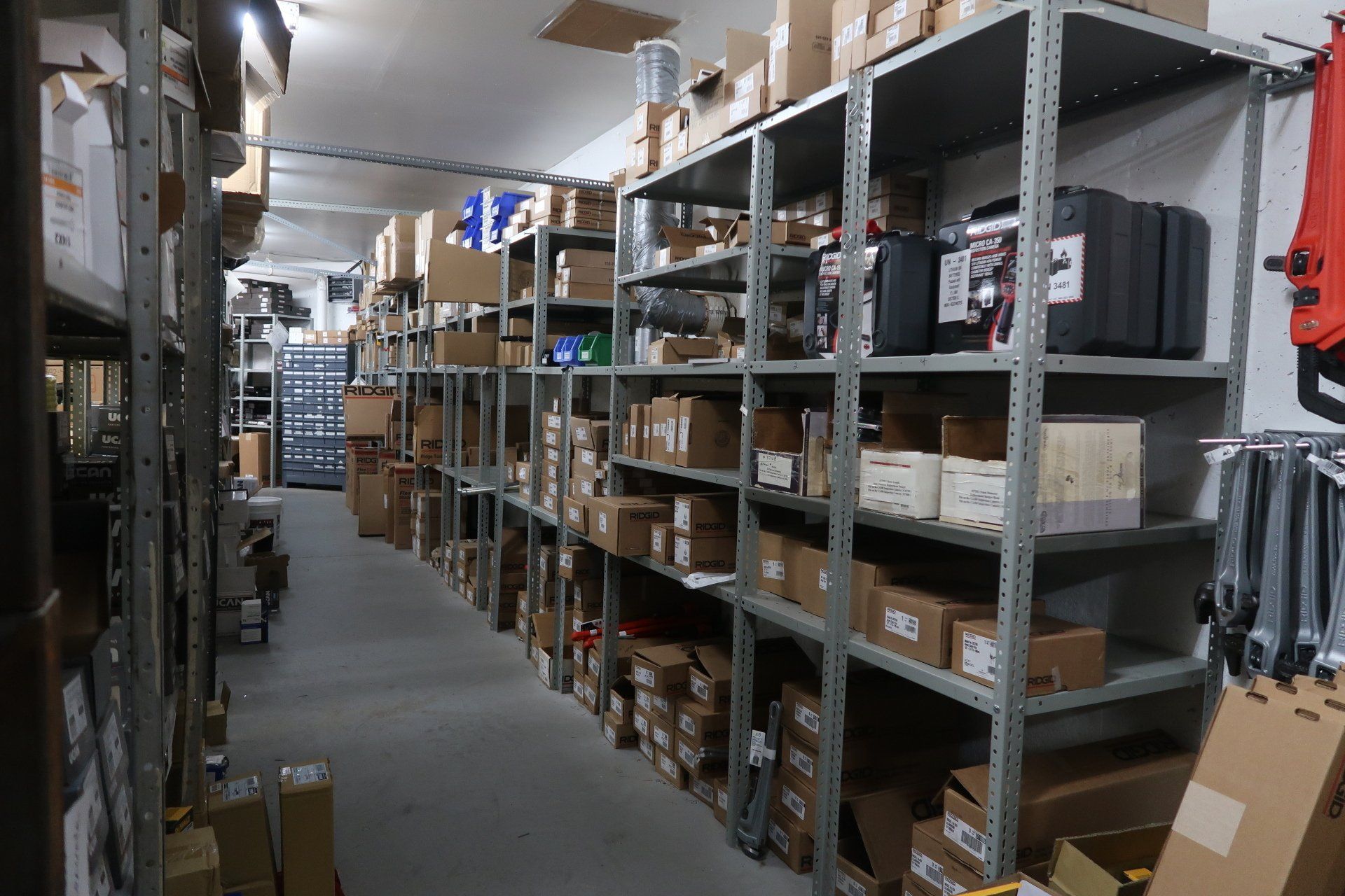 Un entrepôt rempli de beaucoup d'étagères et de boîtes.