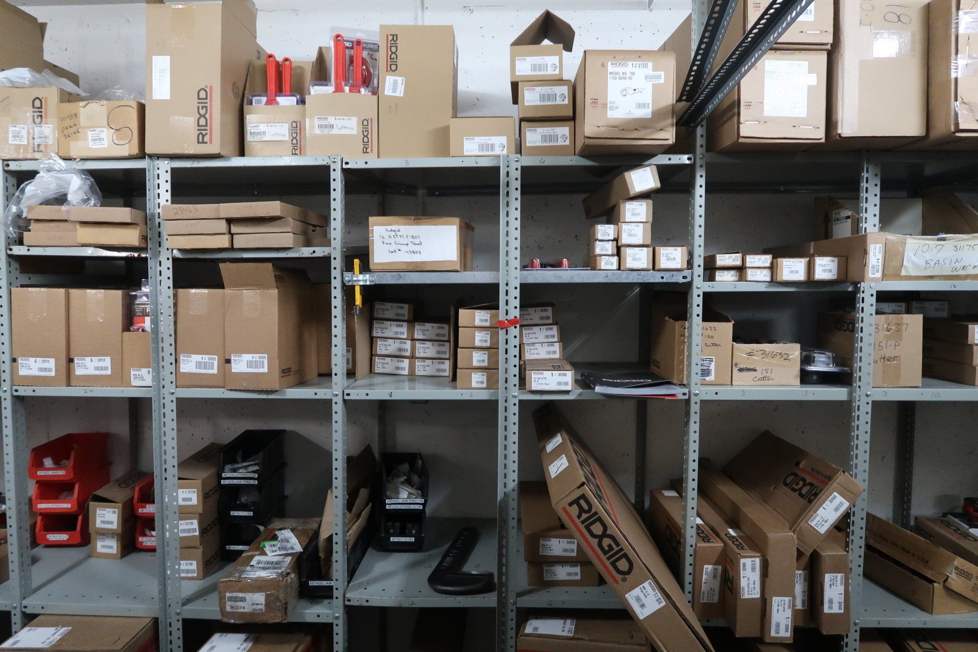Un entrepôt rempli de beaucoup de cartons, dont un sur lequel est écrit « ridgid »