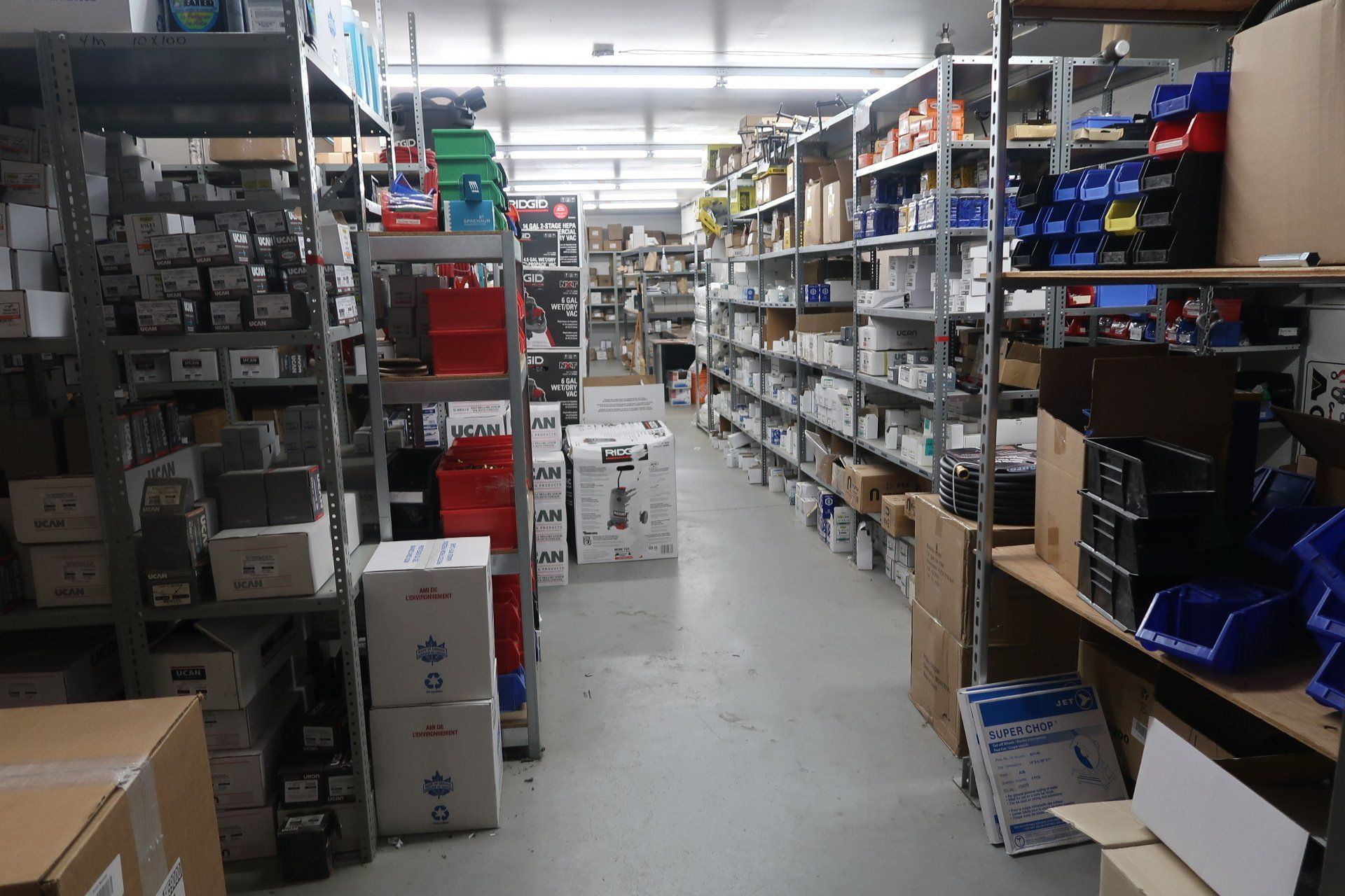 Un grand entrepôt rempli de beaucoup de boîtes et d'étagères