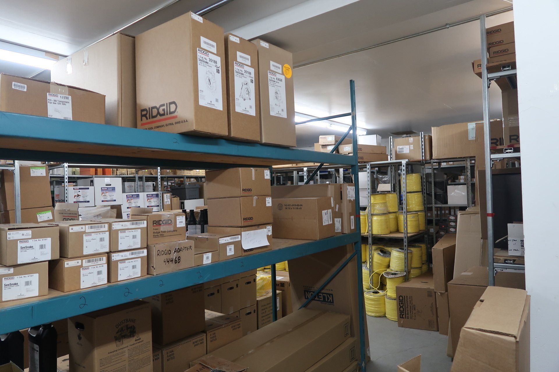 Un entrepôt rempli de beaucoup de cartons, dont un sur lequel est écrit « ridgid »