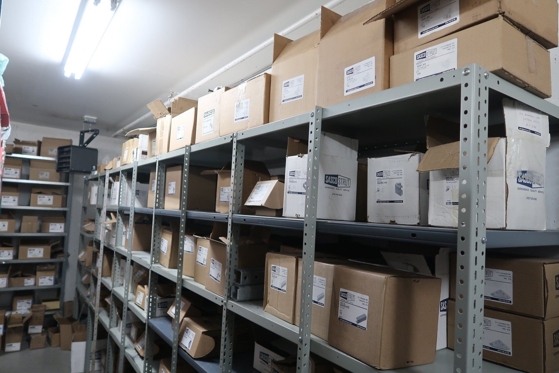 Un entrepôt rempli de beaucoup de boîtes sur des étagères