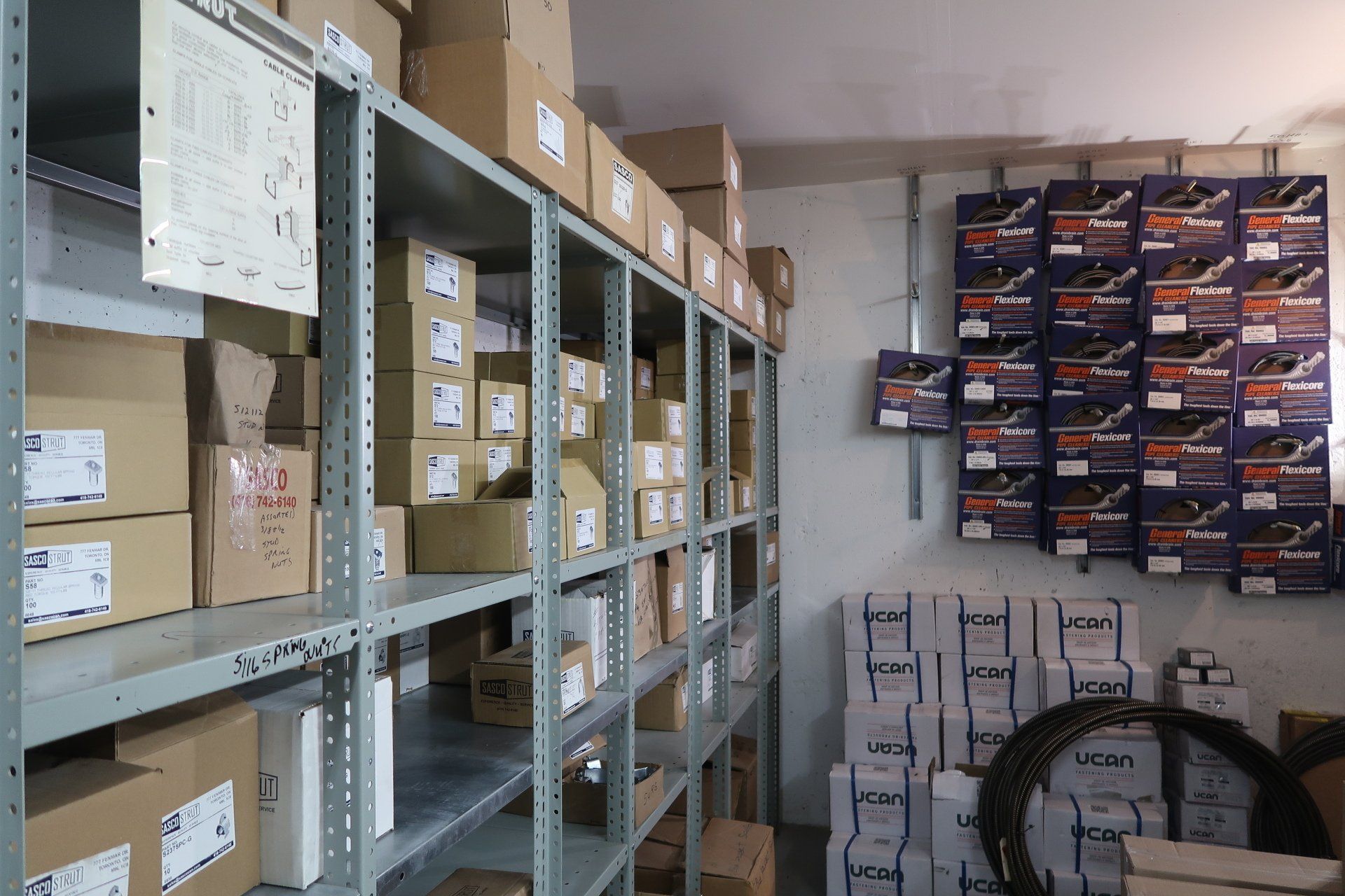 Un entrepôt rempli de beaucoup de cartons et de pneus