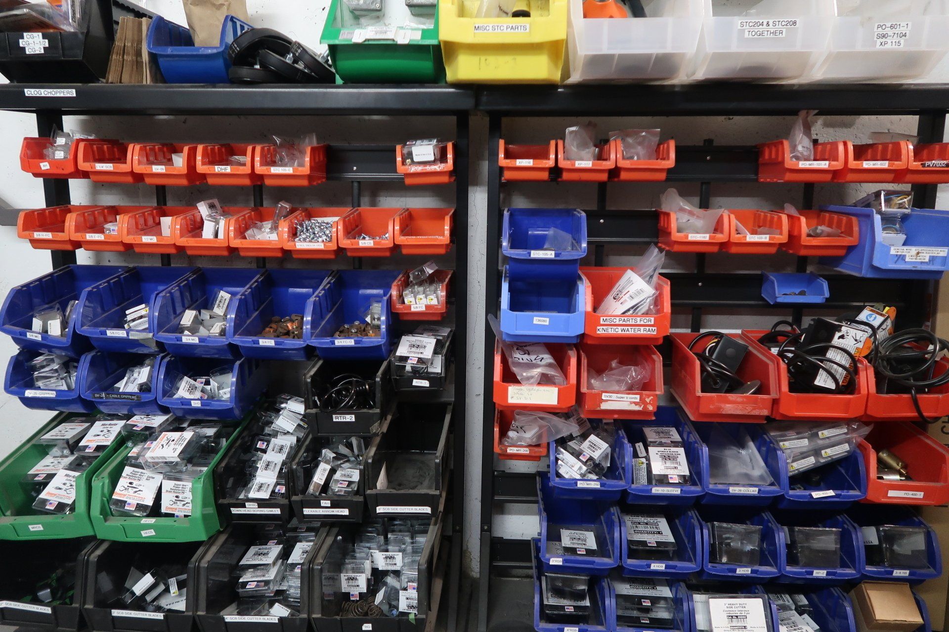 Un tas de poubelles sont alignées sur une étagère