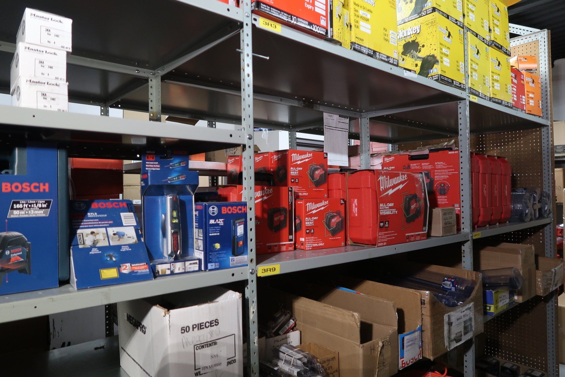 Un entrepôt rempli de beaucoup de cartons dont un sur lequel est écrit bosch
