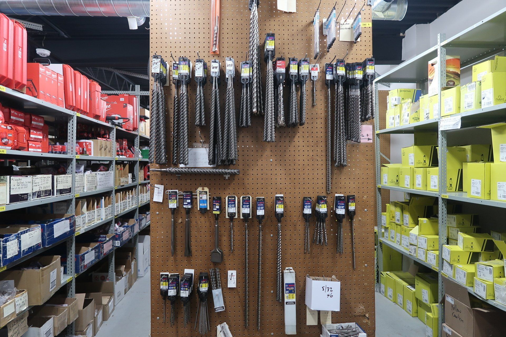 Un tas d'outils sont accrochés au mur d'un magasin