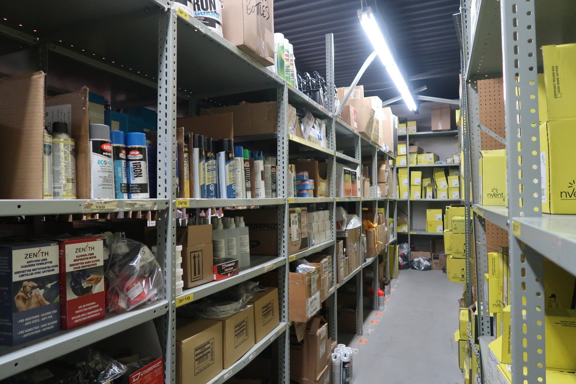 Un entrepôt rempli de beaucoup d'étagères et de boîtes.