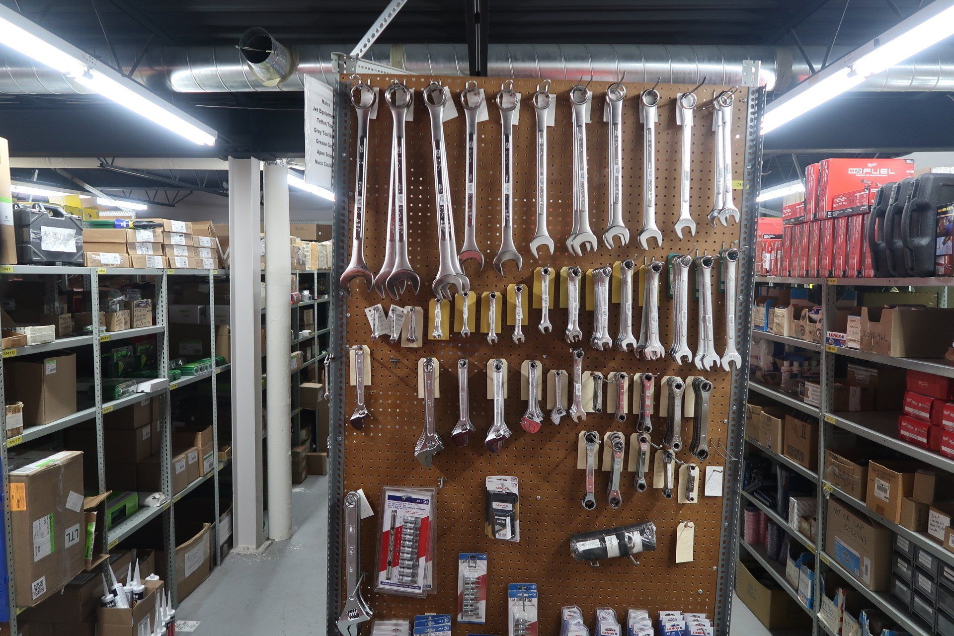 Un tas d'outils sont accrochés au mur d'un entrepôt