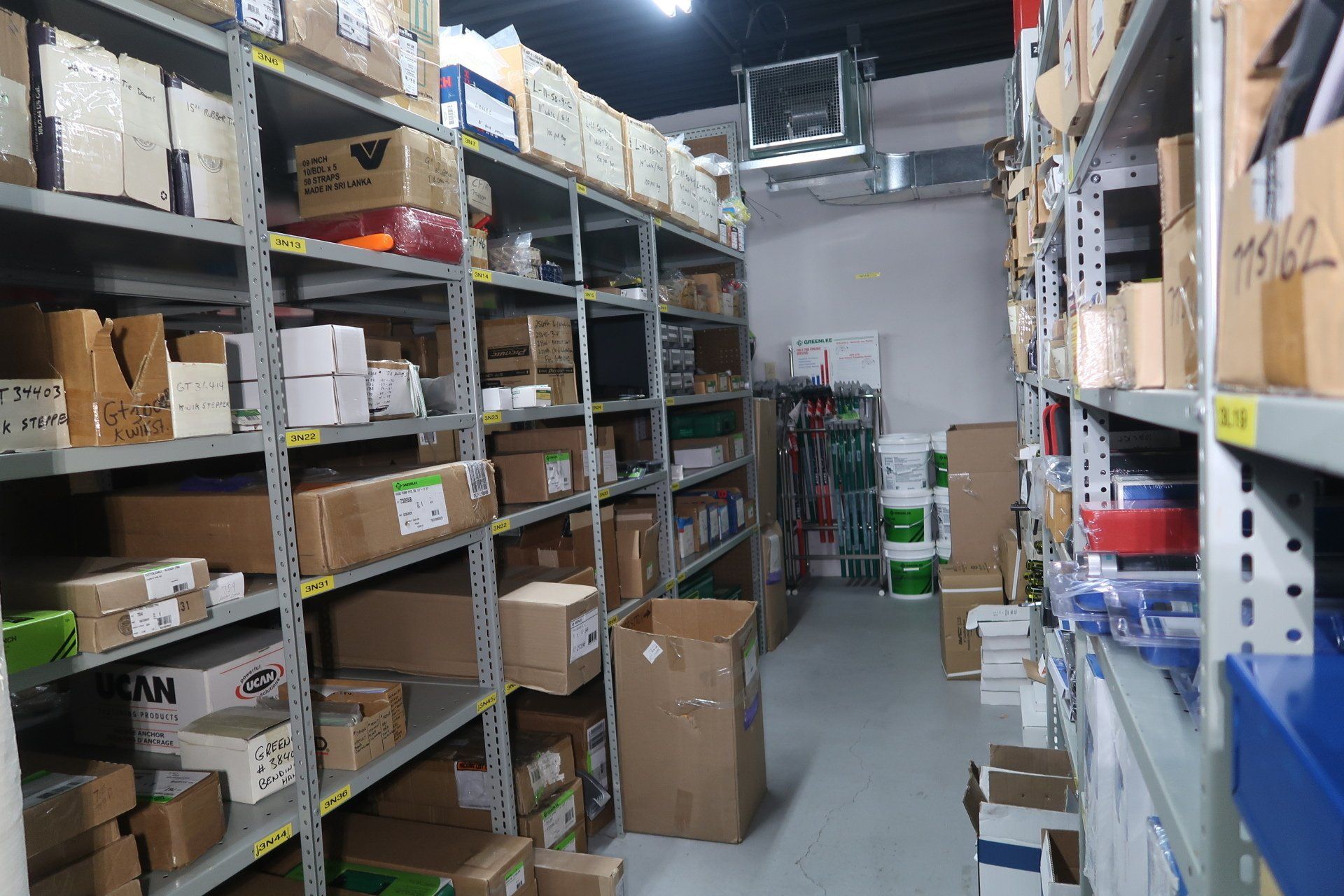 Un entrepôt rempli de beaucoup de boîtes et d'étagères.