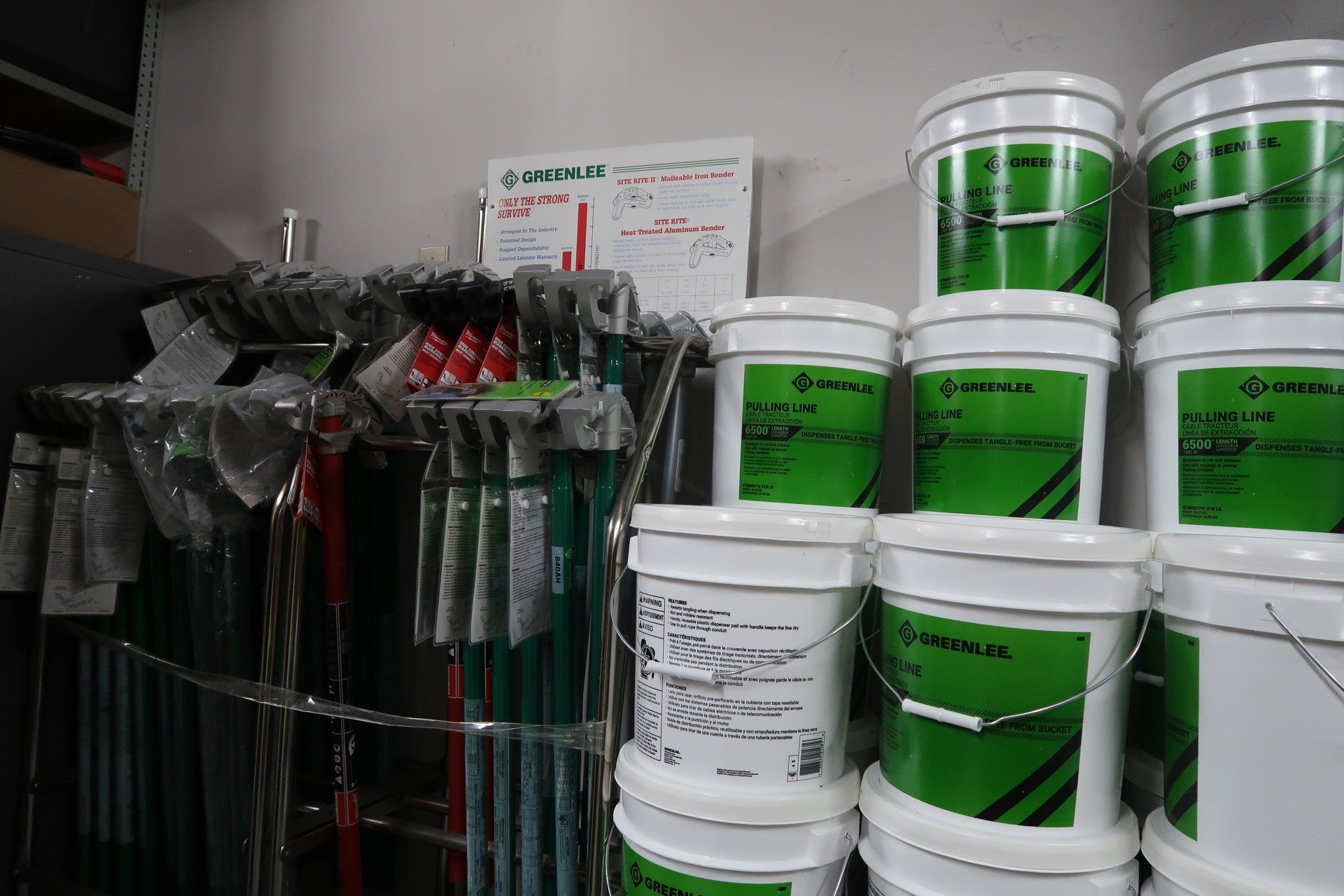 Des seaux de peinture sont empilés les uns sur les autres dans un magasin.