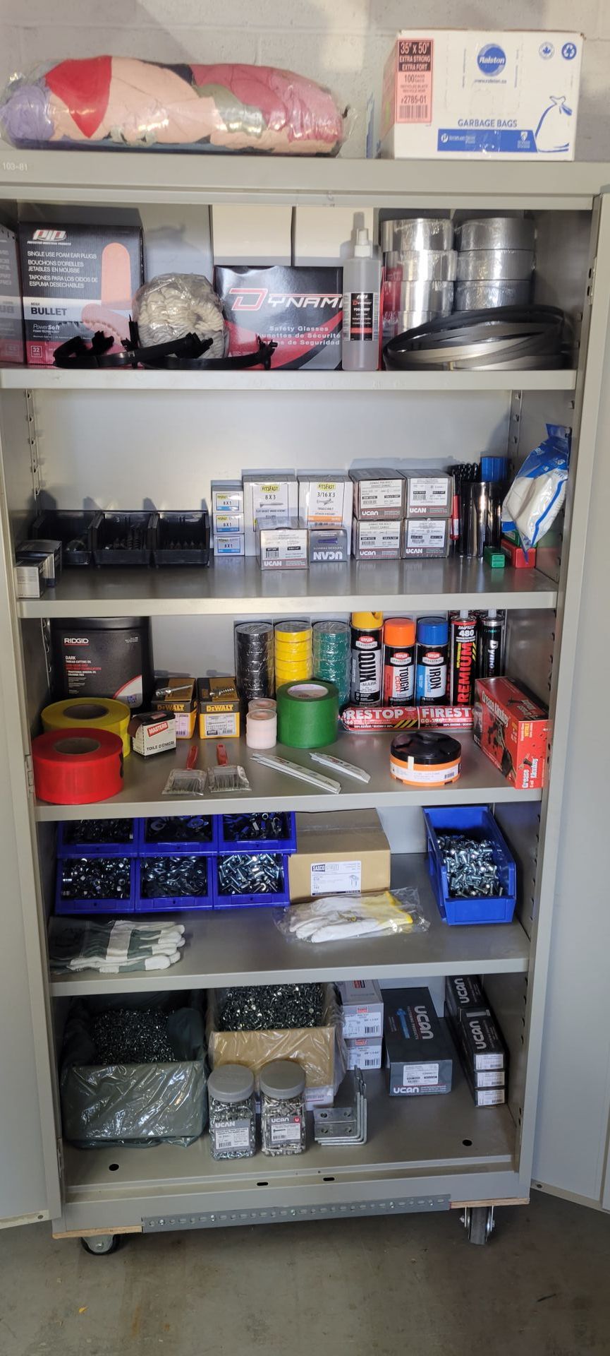 Une armoire remplie de nombreux outils et fournitures.