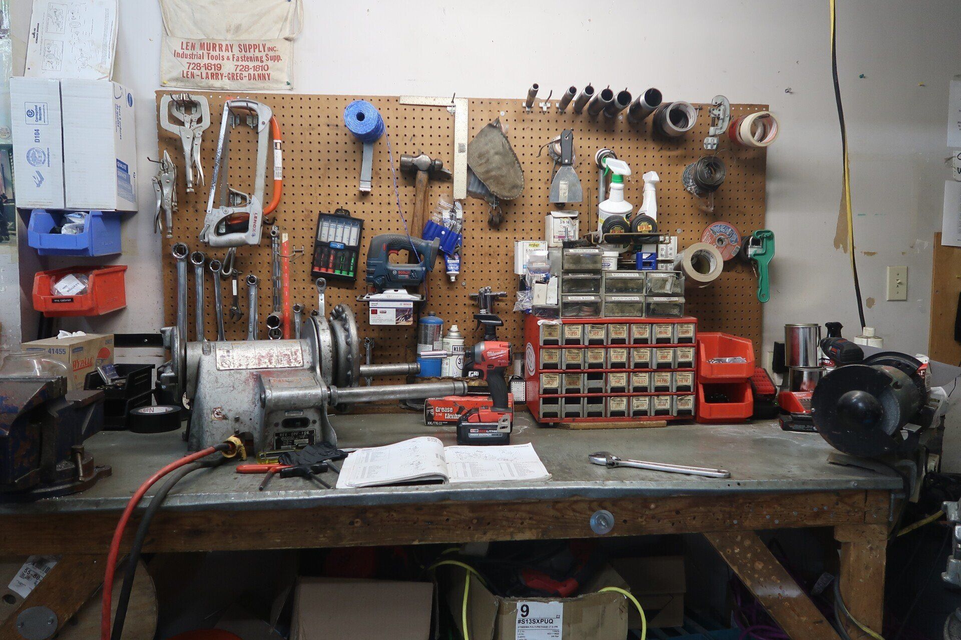 Un établi avec beaucoup d'outils dessus