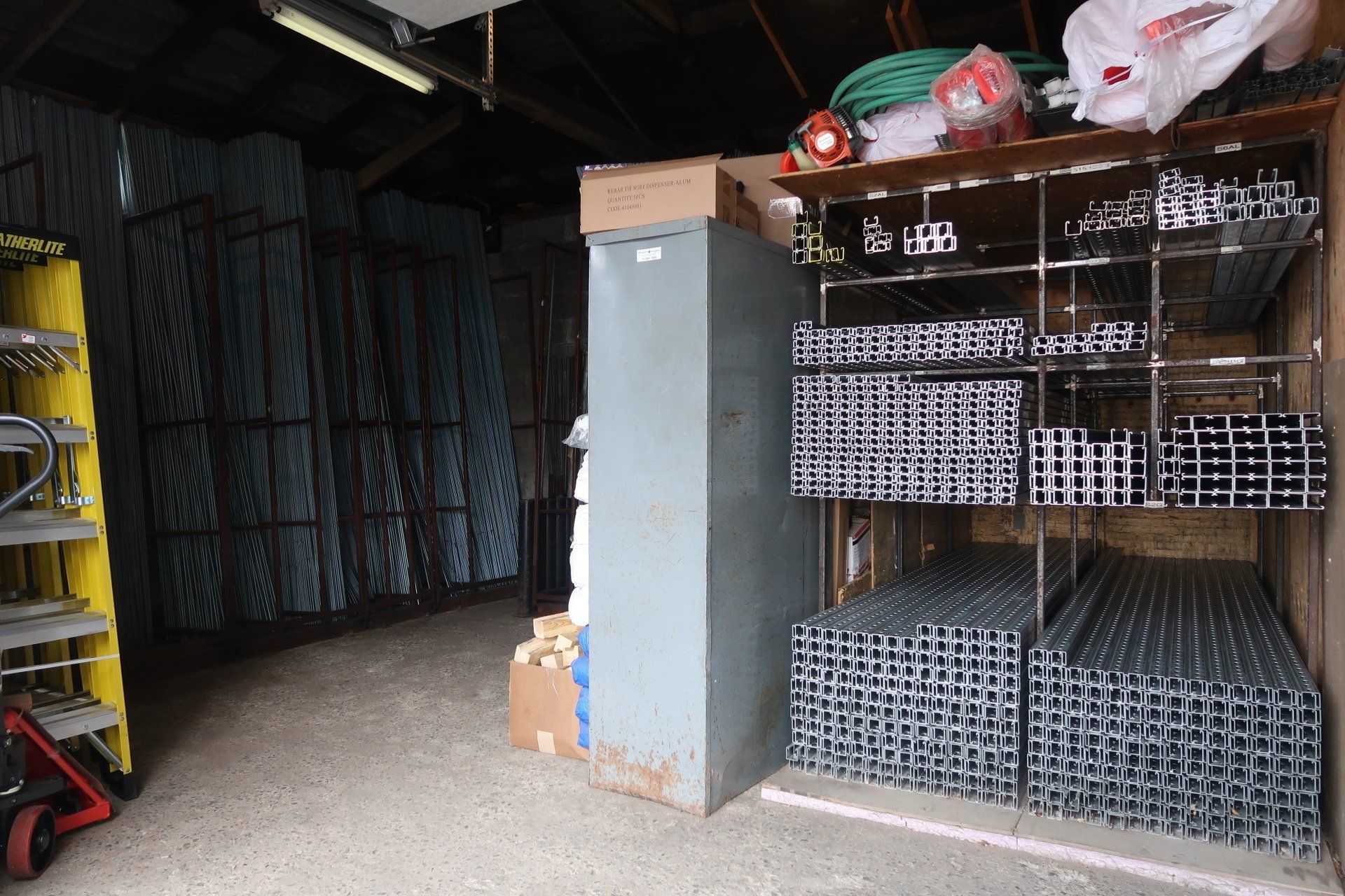 Un local de stockage avec une échelle et un tas de cartons