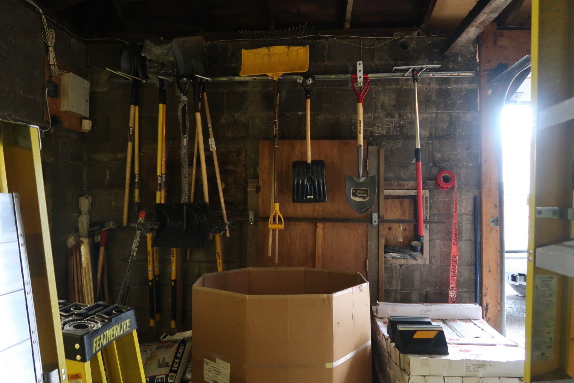 Un garage rempli de nombreux outils, y compris une échelle