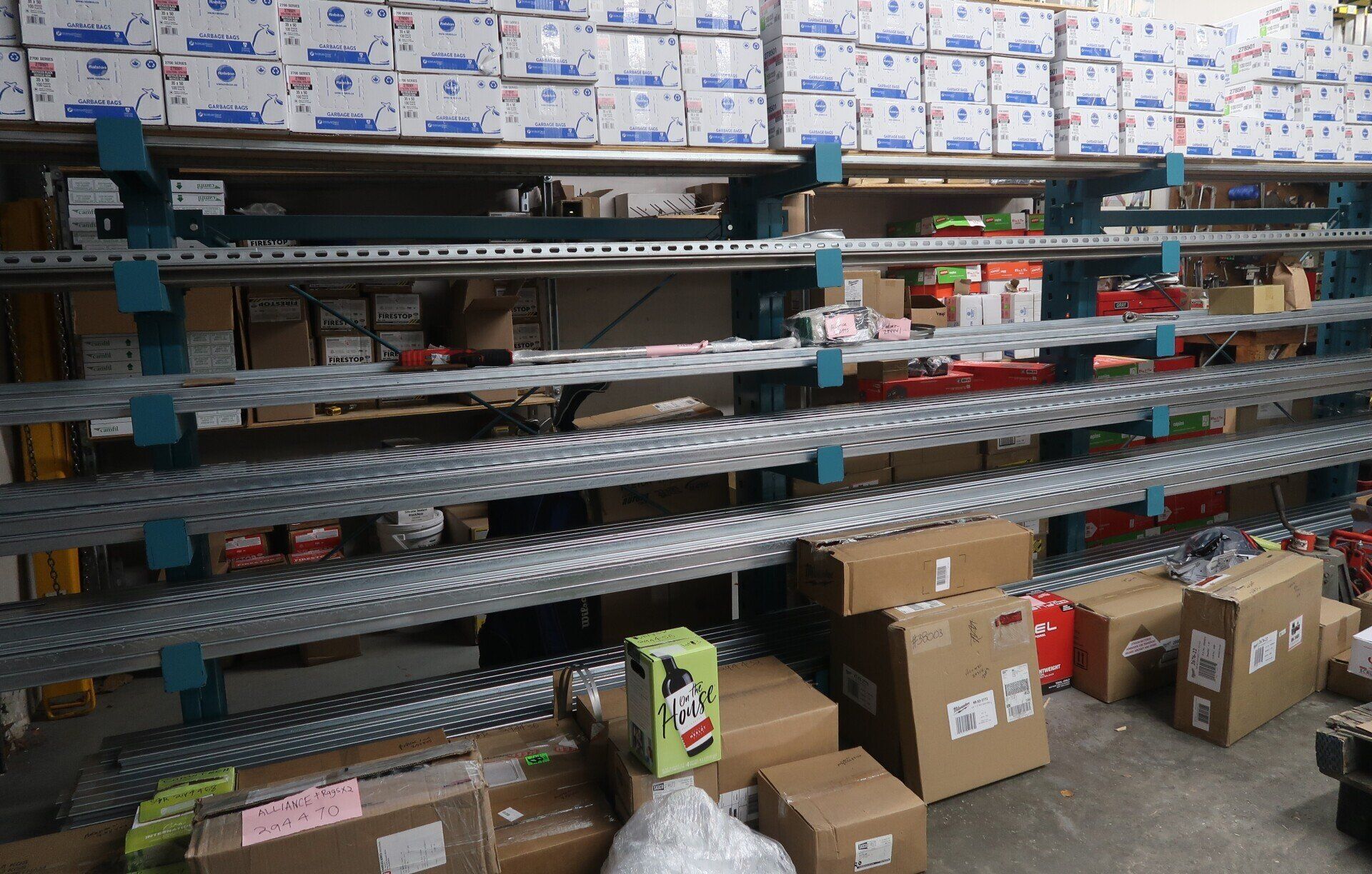 Un entrepôt rempli de beaucoup de boîtes et d'étagères