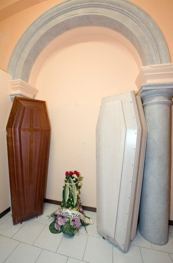 Due bare verticali, una di legno e una bianca
