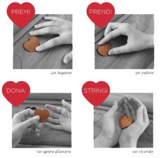 Quattro pannelli che mostrano delle mani che interagiscono con un cuore di legno
