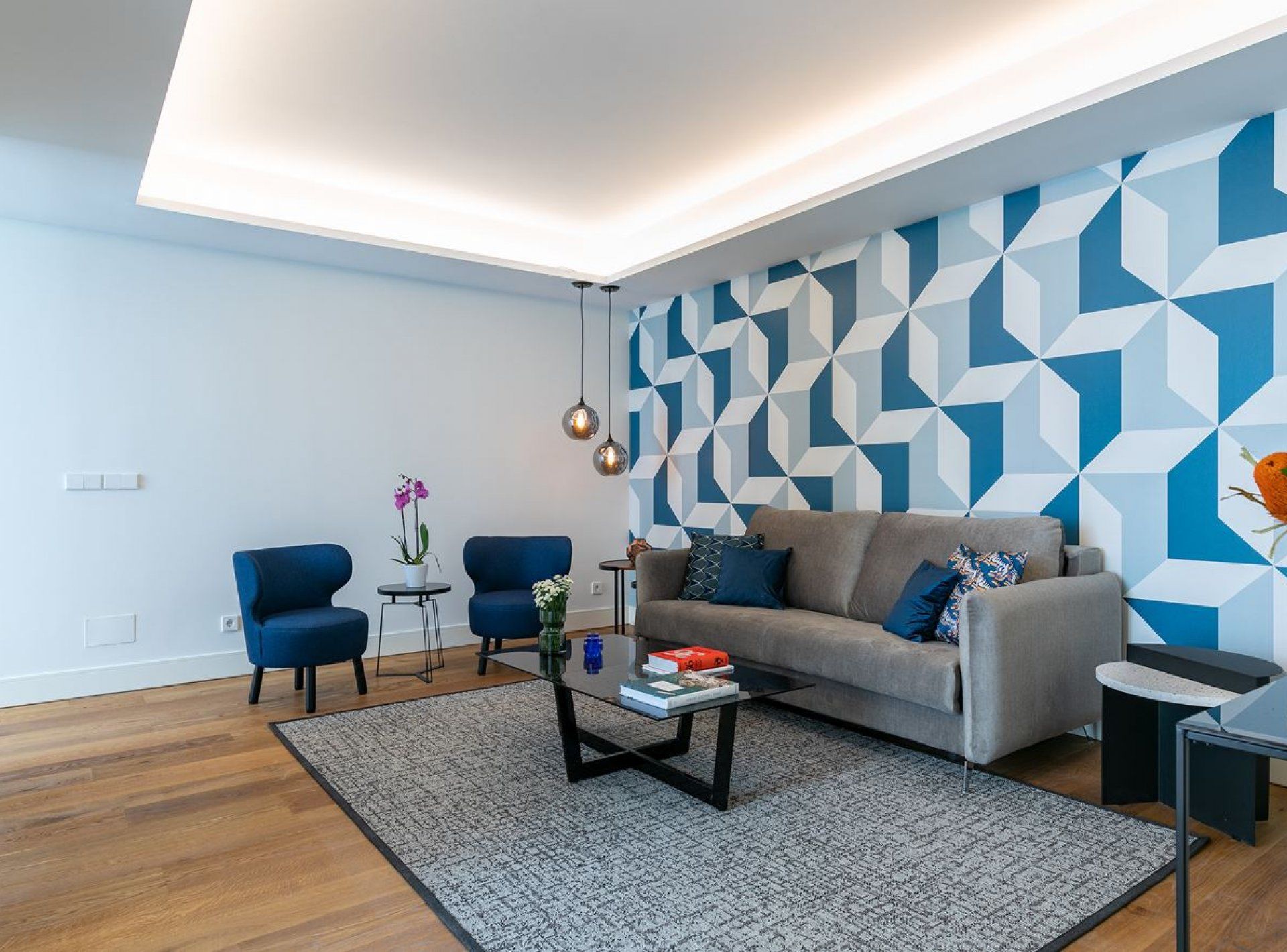 Interiorismo en vivienda turística de lujo, barrio Salamanca Madrid, color azul y blanco