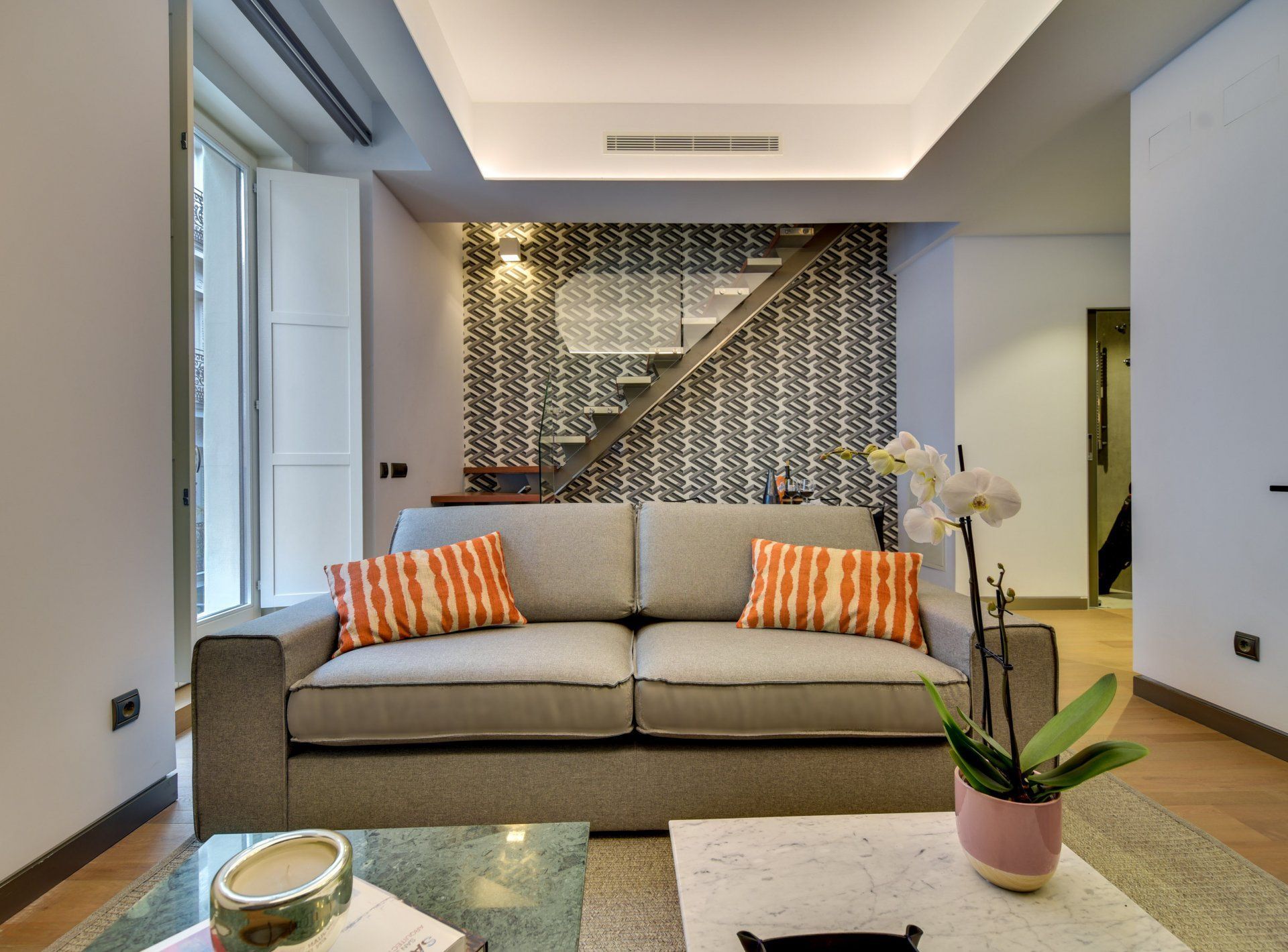 Interiorismo en piso duplex, Calle Fernando VI Madrid. Materiales naturales y mármol negro.