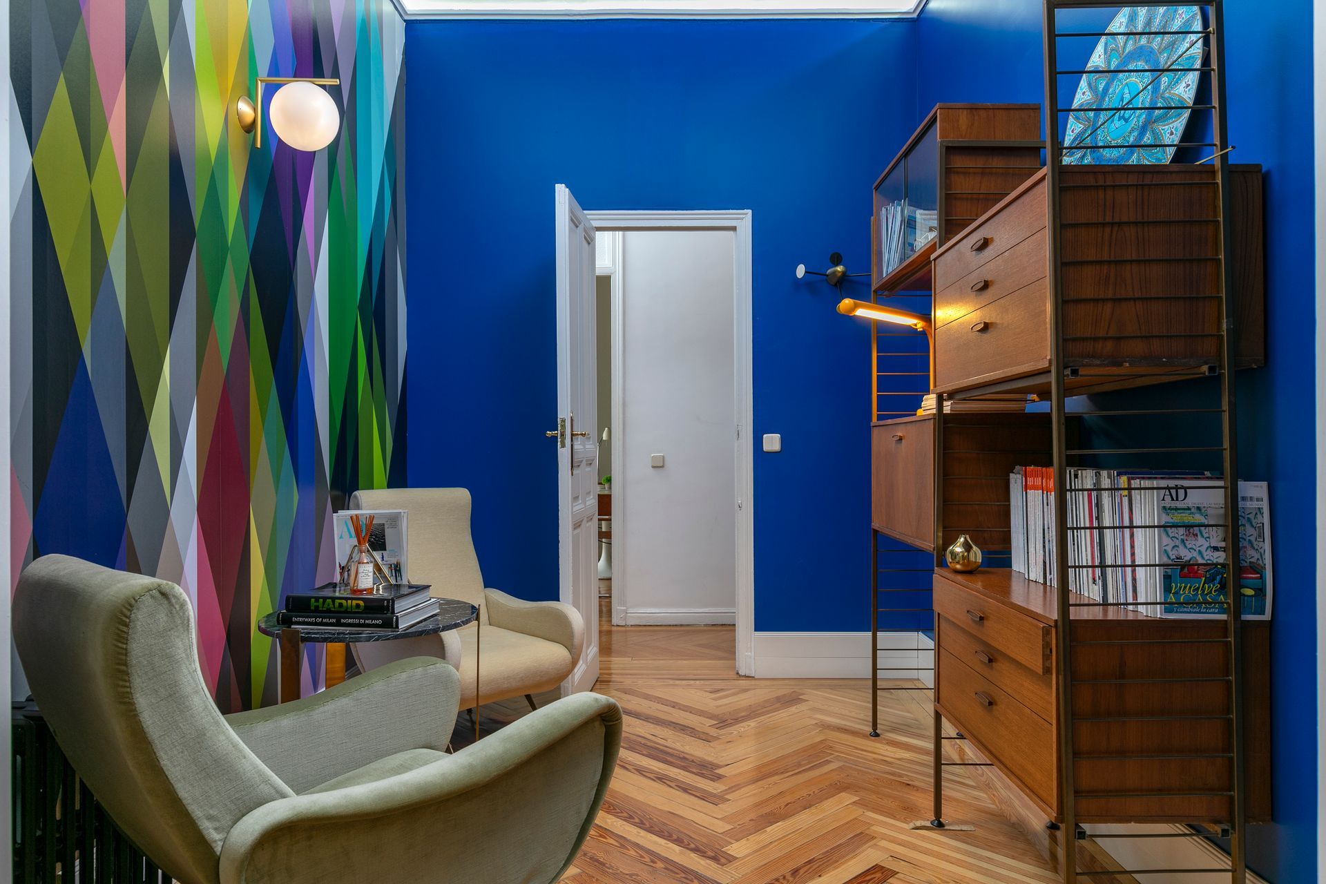 Interiorismo en oficinas de barrio de salamanca madrid, piezas de arte modernas