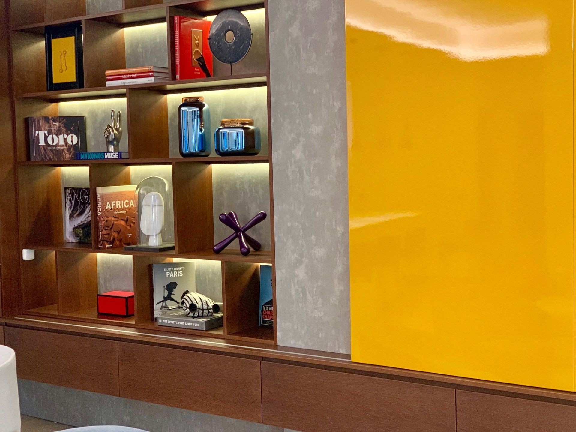 Interiorismo en vivienda, Barrio de Justicia Madrid, diseño moderno con materiales fríos.