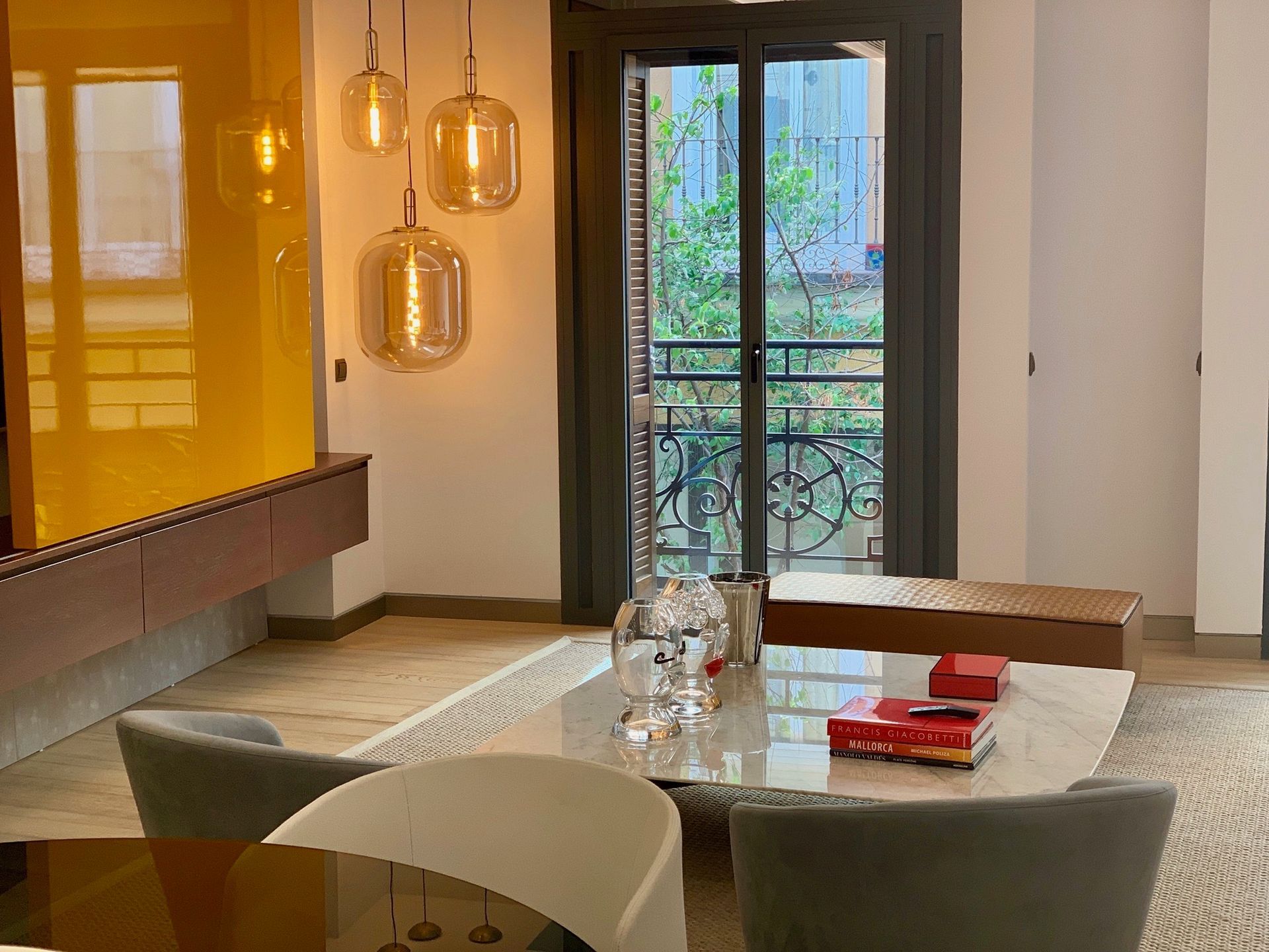 Interiorismo en vivienda, Barrio de Justicia Madrid, diseño moderno con materiales fríos.