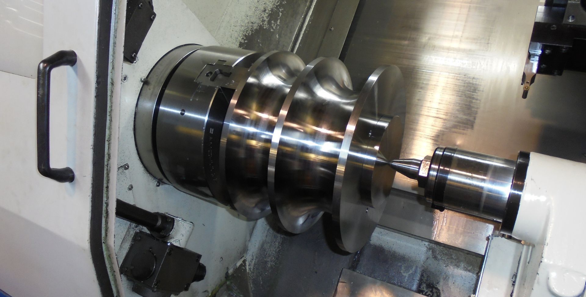 Tornio per metalli per la lavorazione di un albero metallico