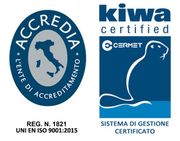 Loghi di certificazione per Accredia, Kiwa e Cermet in blu e bianco.