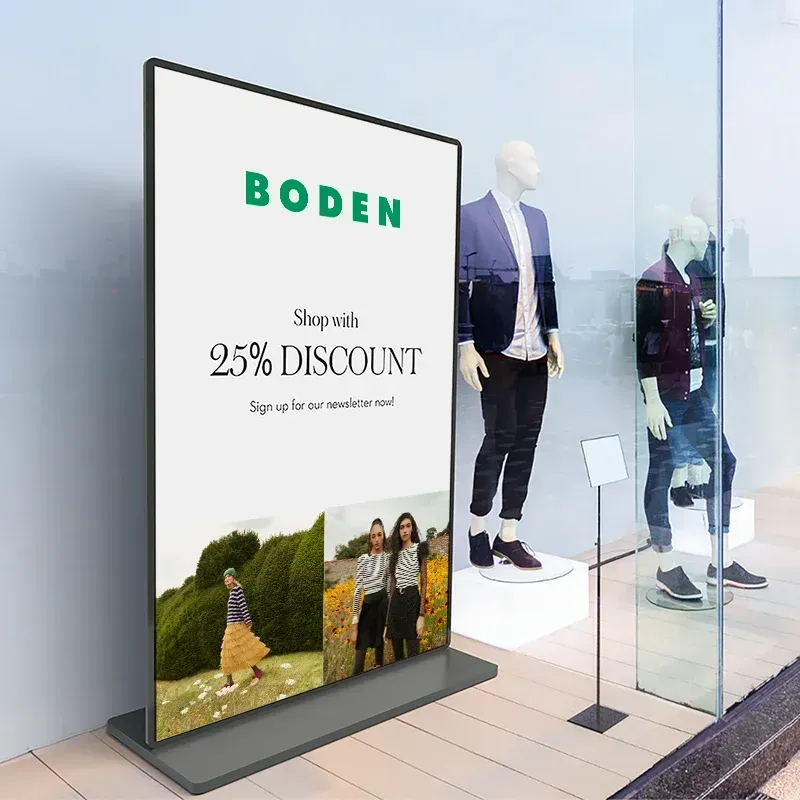 Ein Schild in einem Schaufenster, das für einen Rabatt von 25 % wirbt.