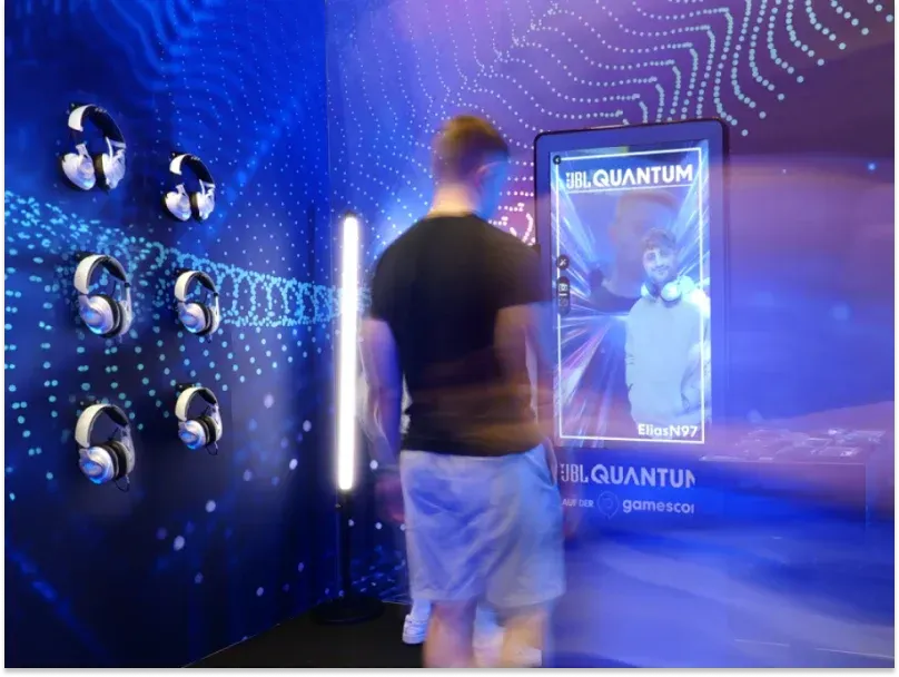 Ein Mann steht vor einem Bildschirm mit der Aufschrift „Quantum