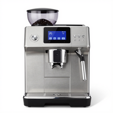 Nerūsējošā tērauda espresso automāts ar dzirnaviņām, digitālo displeju un piena putošanas uzgali uz balta fona