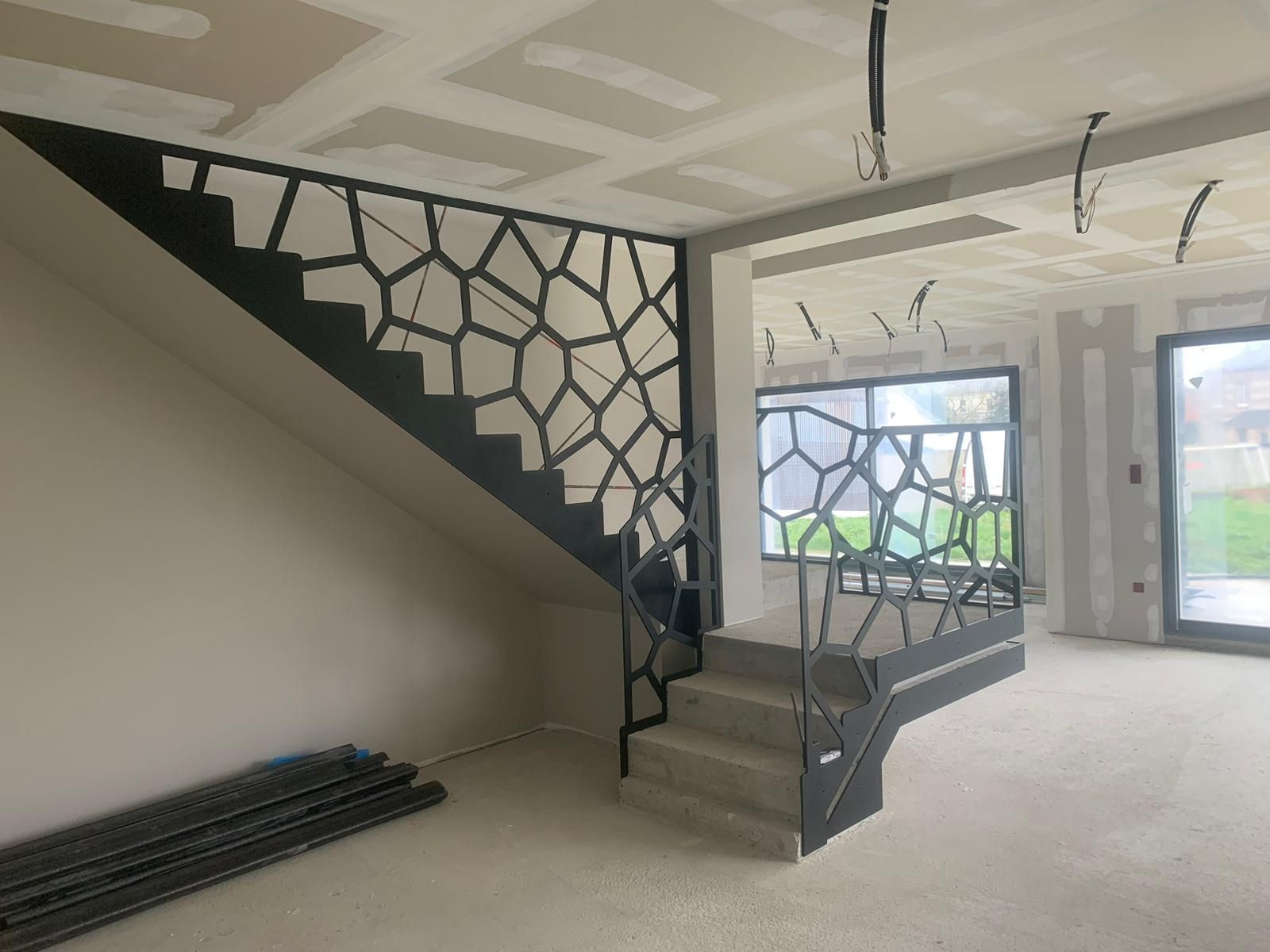 Escalier en métal noir au design géométrique, intérieur brut.
