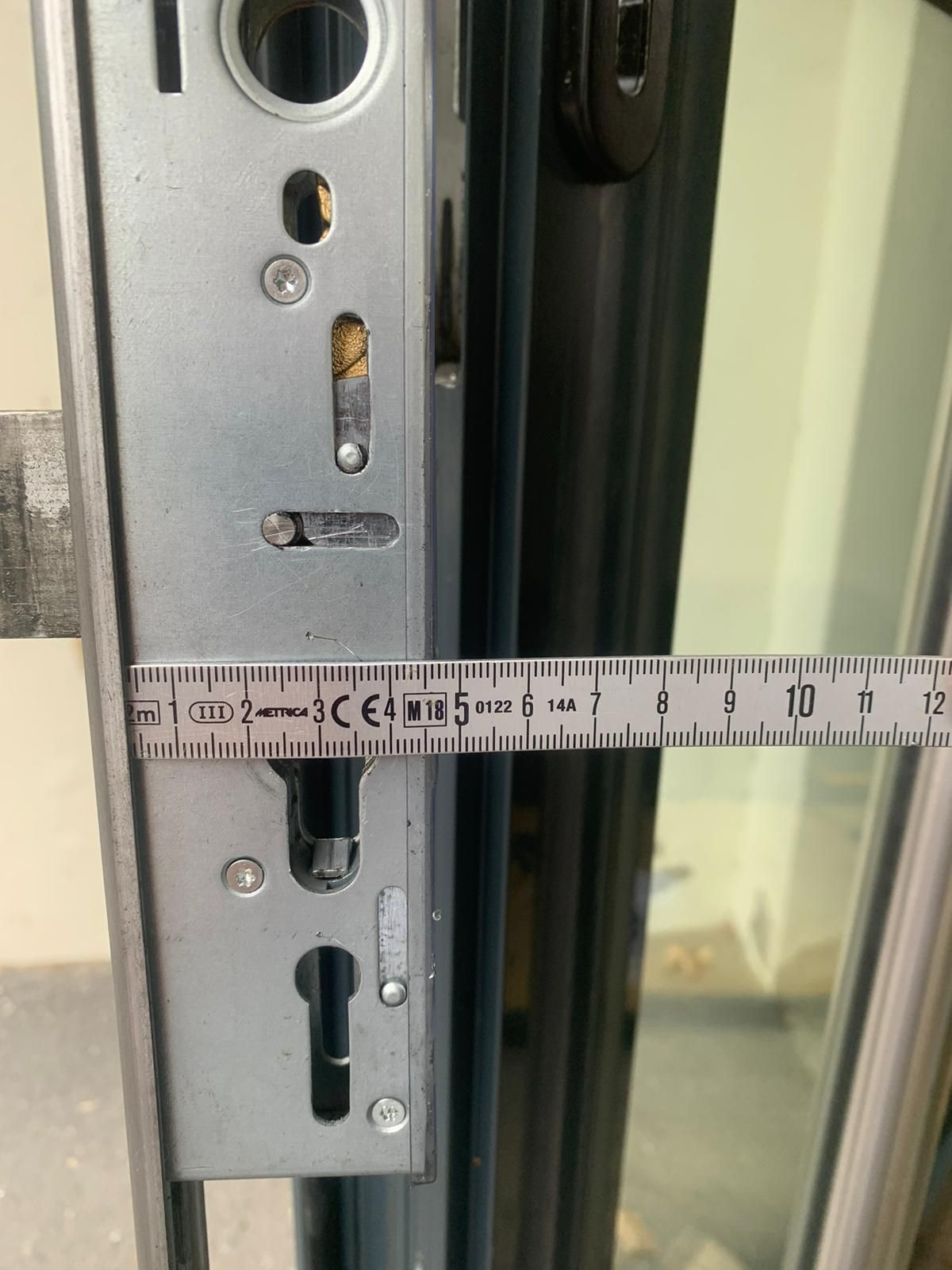 Photo de l'ouverture d'une porte afin de visualiser la serrure pour l'intervention d'un serrurier