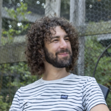 Maarten Maarten aan het uitrusten in de tuin