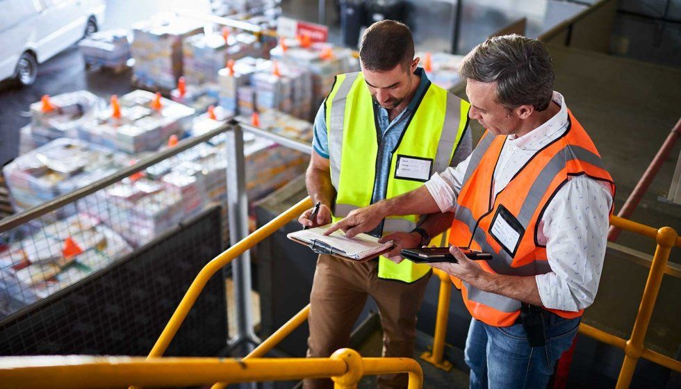 personas trabajando en almacén de mercancía de exportación personas trabajando en almacén de mercancía de exportación